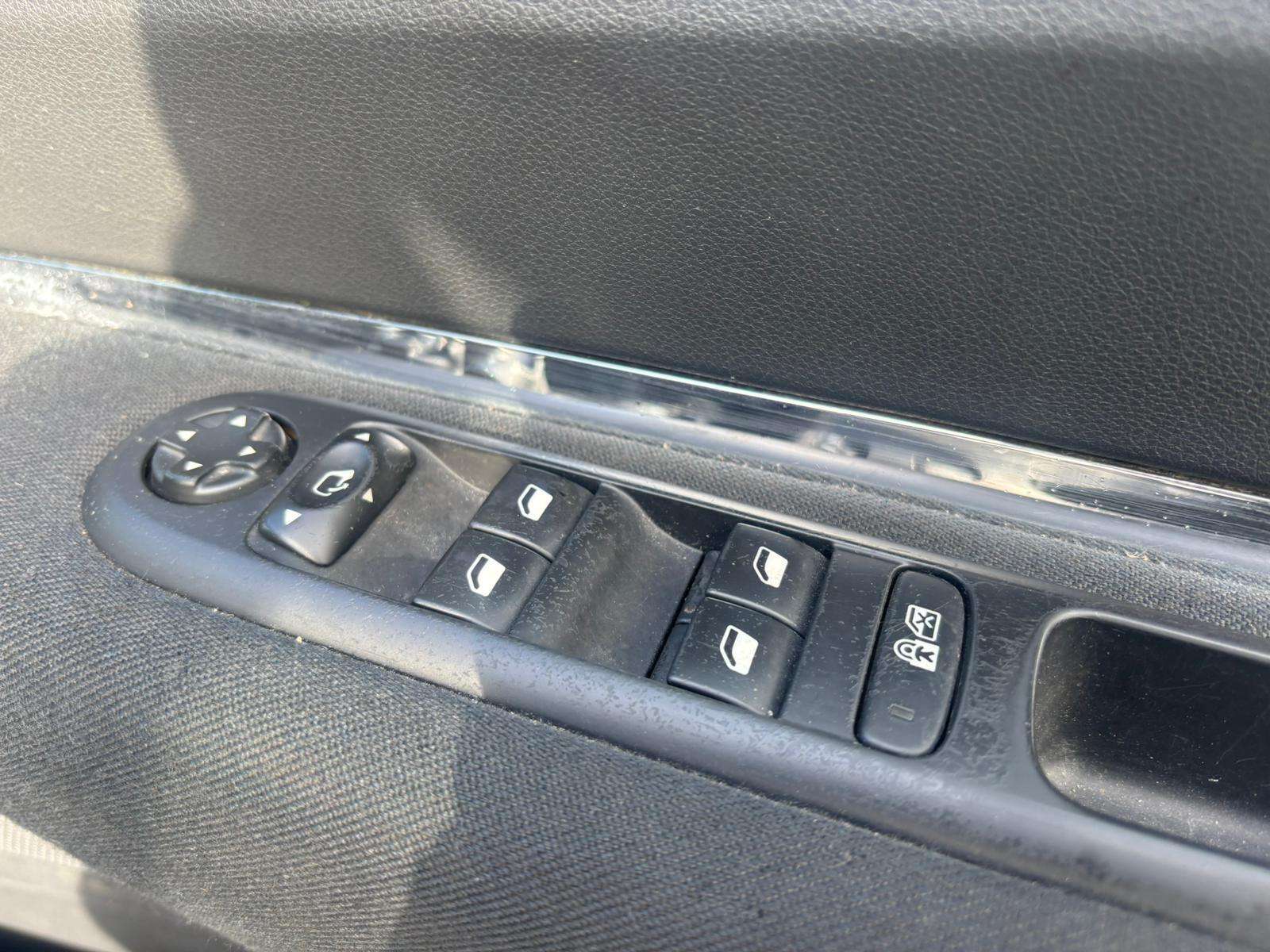 2013 PEUGEOT 5008 2013 PEUGEOT 5008