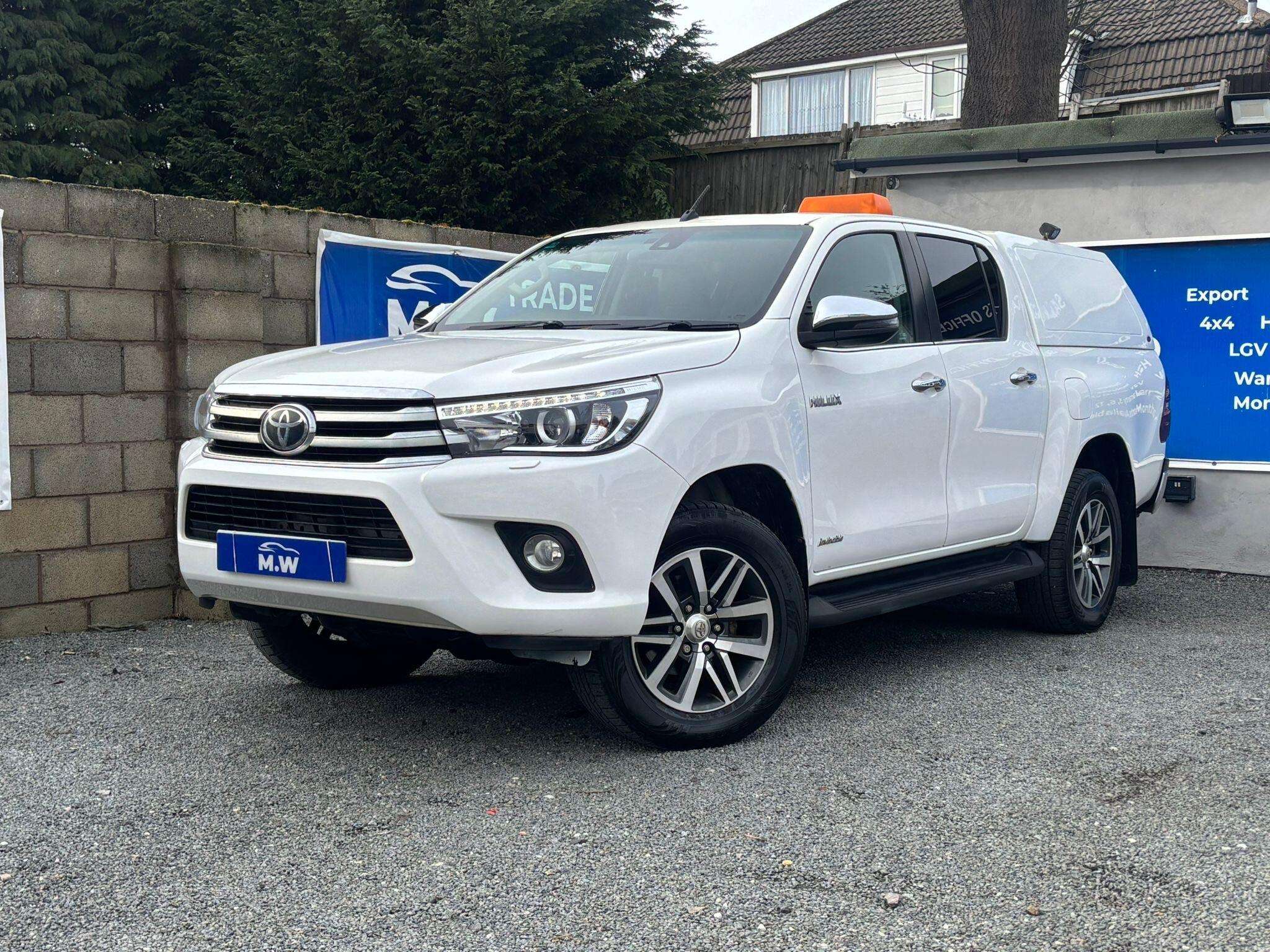 A 2018 TOYOTA HILUX 2.4 D-4D Invincible 4WD Euro 6 (s/s) 4dr (TSS, 3.5t) A 2018 TOYOTA HILUX 2.4 D-4D Invincible 4WD Euro 6 (s/s) 4dr (TSS, 3.5t)