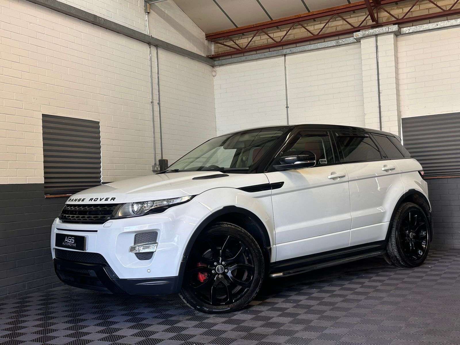 A 2011 LAND ROVER RANGE ROVER EVOQUE 2.2 SD4 Dynamic SUV 5dr Diesel Auto 4WD Euro 5 (190 ps) A 2011 LAND ROVER RANGE ROVER EVOQUE 2.2 SD4 Dynamic SUV 5dr Diesel Auto 4WD Euro 5 (190 ps)