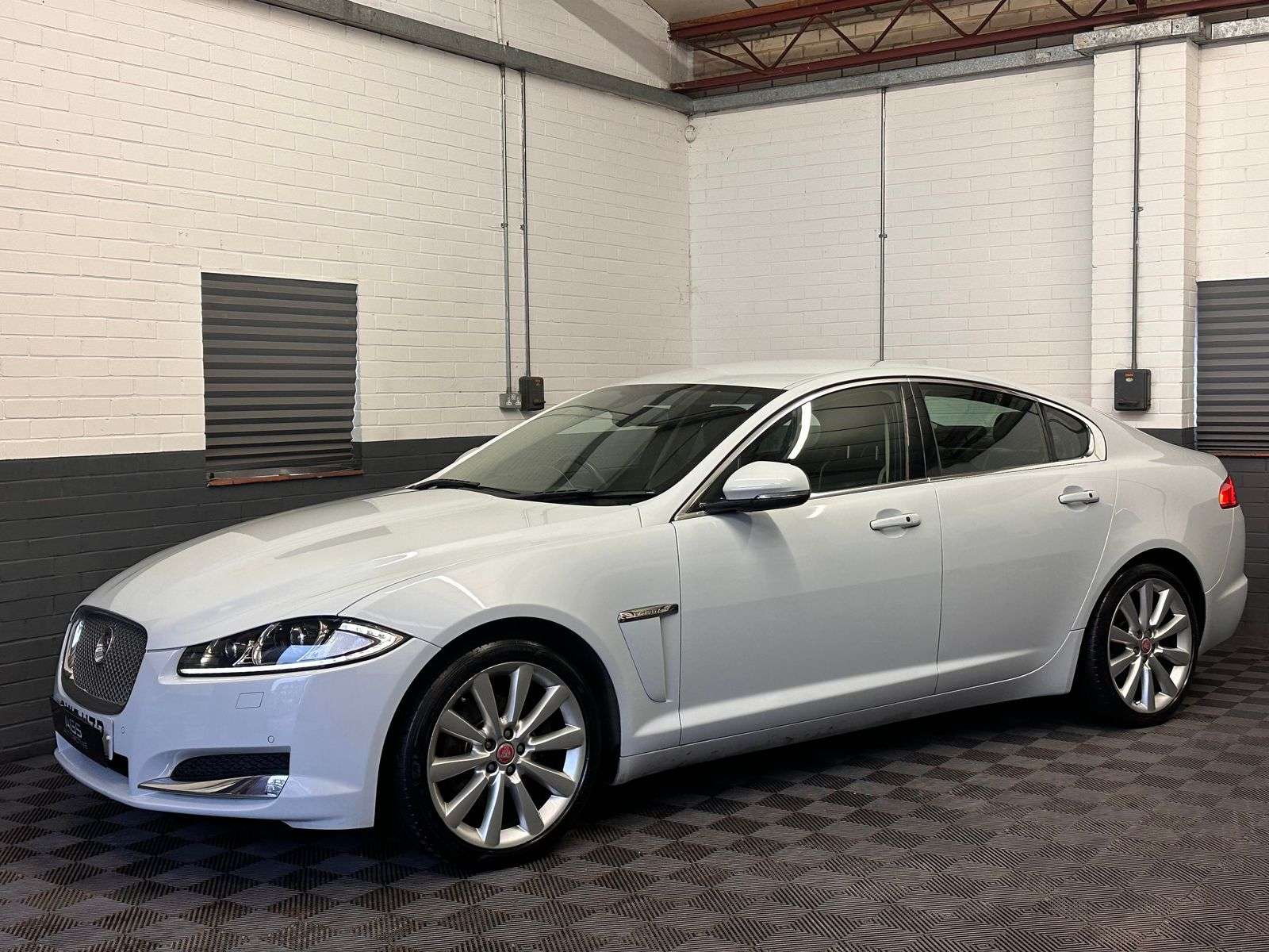 A 2015 JAGUAR XF 2.2d Portfolio Saloon 4dr Diesel Auto Euro 5 (s/s) (200 ps) A 2015 JAGUAR XF 2.2d Portfolio Saloon 4dr Diesel Auto Euro 5 (s/s) (200 ps)