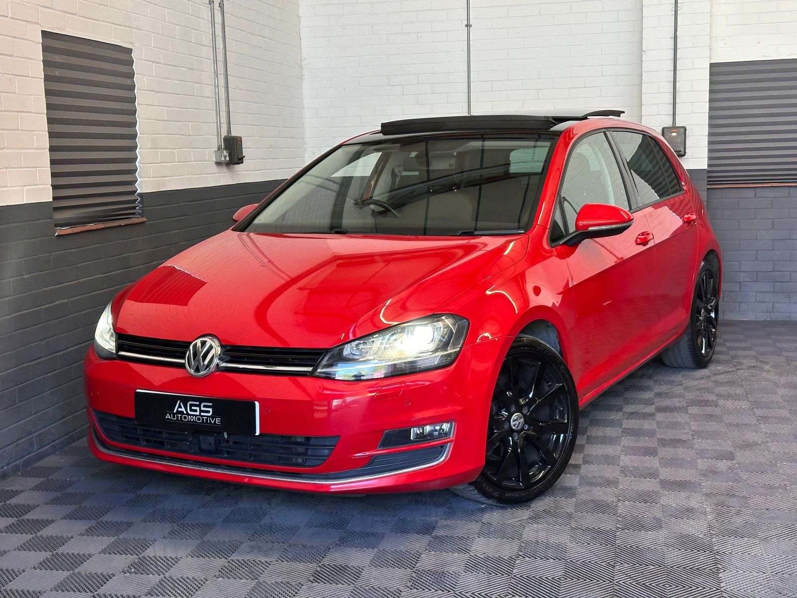 A 2014 VOLKSWAGEN GOLF 2.0 TDI BlueMotion Tech GT Hatchback 5dr Diesel DSG Euro 5 (s/s) (150 ps) A 2014 VOLKSWAGEN GOLF 2.0 TDI BlueMotion Tech GT Hatchback 5dr Diesel DSG Euro 5 (s/s) (150 ps)