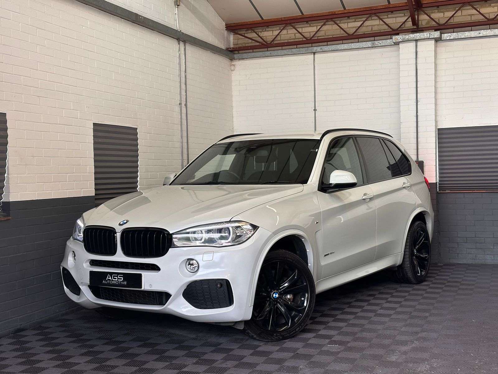 A 2015 BMW X5 3.0 40d M Sport SUV 5dr Diesel Auto xDrive Euro 6 (s/s) (313 ps) A 2015 BMW X5 3.0 40d M Sport SUV 5dr Diesel Auto xDrive Euro 6 (s/s) (313 ps)