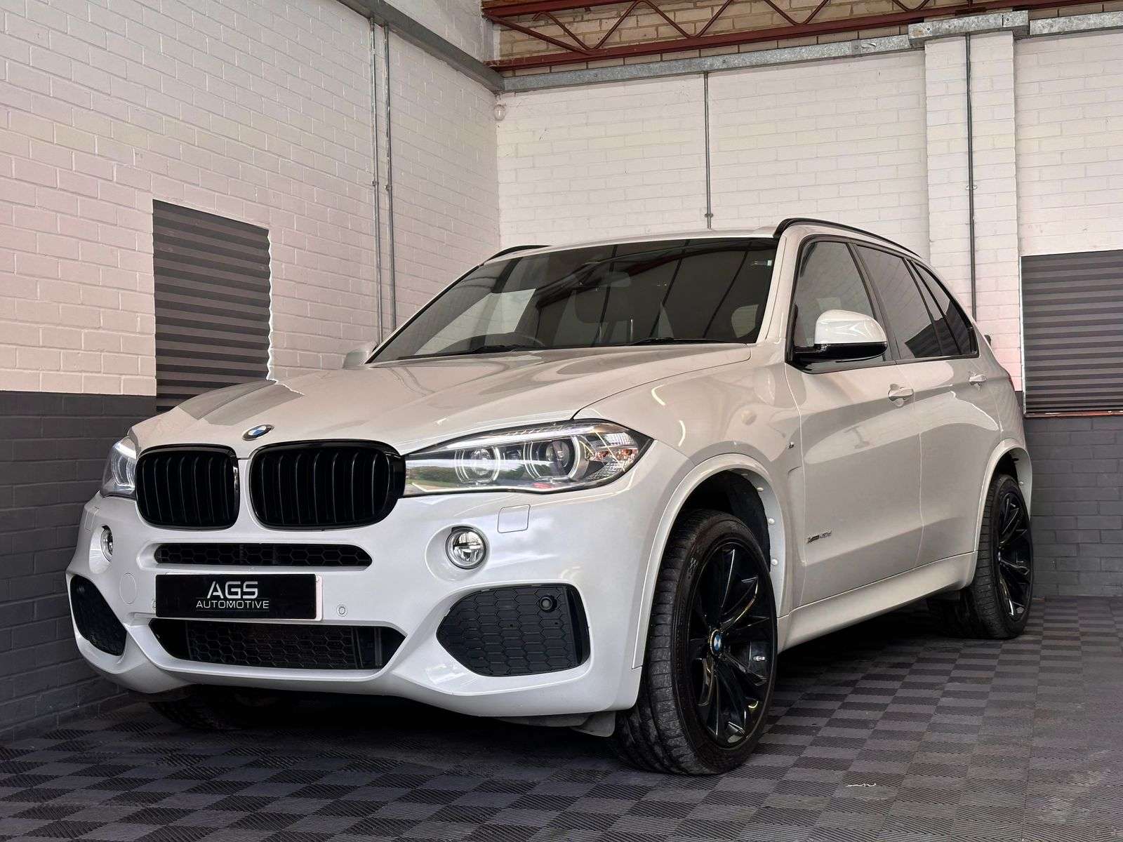 A 2015 BMW X5 3.0 40d M Sport SUV 5dr Diesel Auto xDrive Euro 6 (s/s) (313 ps) A 2015 BMW X5 3.0 40d M Sport SUV 5dr Diesel Auto xDrive Euro 6 (s/s) (313 ps)