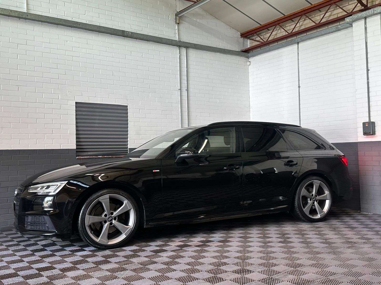 A 2018 AUDI A4 AVANT 2.0 TFSI Black Edition Estate 5dr Petrol S Tronic Euro 6 (s/s) (190 ps) A 2018 AUDI A4 AVANT 2.0 TFSI Black Edition Estate 5dr Petrol S Tronic Euro 6 (s/s) (190 ps)