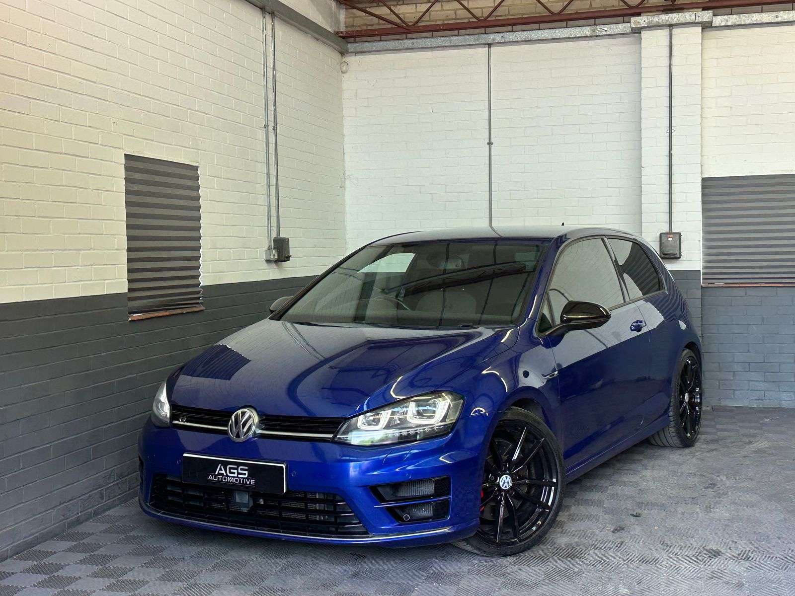 A 2015 VOLKSWAGEN GOLF 2.0 TSI BlueMotion Tech R Hatchback 3dr Petrol DSG 4Motion Euro 6 (s/s) (300 ps) A 2015 VOLKSWAGEN GOLF 2.0 TSI BlueMotion Tech R Hatchback 3dr Petrol DSG 4Motion Euro 6 (s/s) (300 ps)
