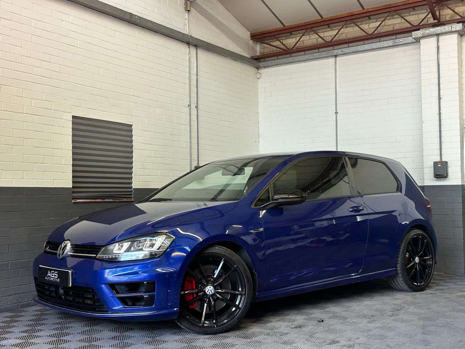 A 2015 VOLKSWAGEN GOLF 2.0 TSI BlueMotion Tech R Hatchback 3dr Petrol DSG 4Motion Euro 6 (s/s) (300 ps) A 2015 VOLKSWAGEN GOLF 2.0 TSI BlueMotion Tech R Hatchback 3dr Petrol DSG 4Motion Euro 6 (s/s) (300 ps)
