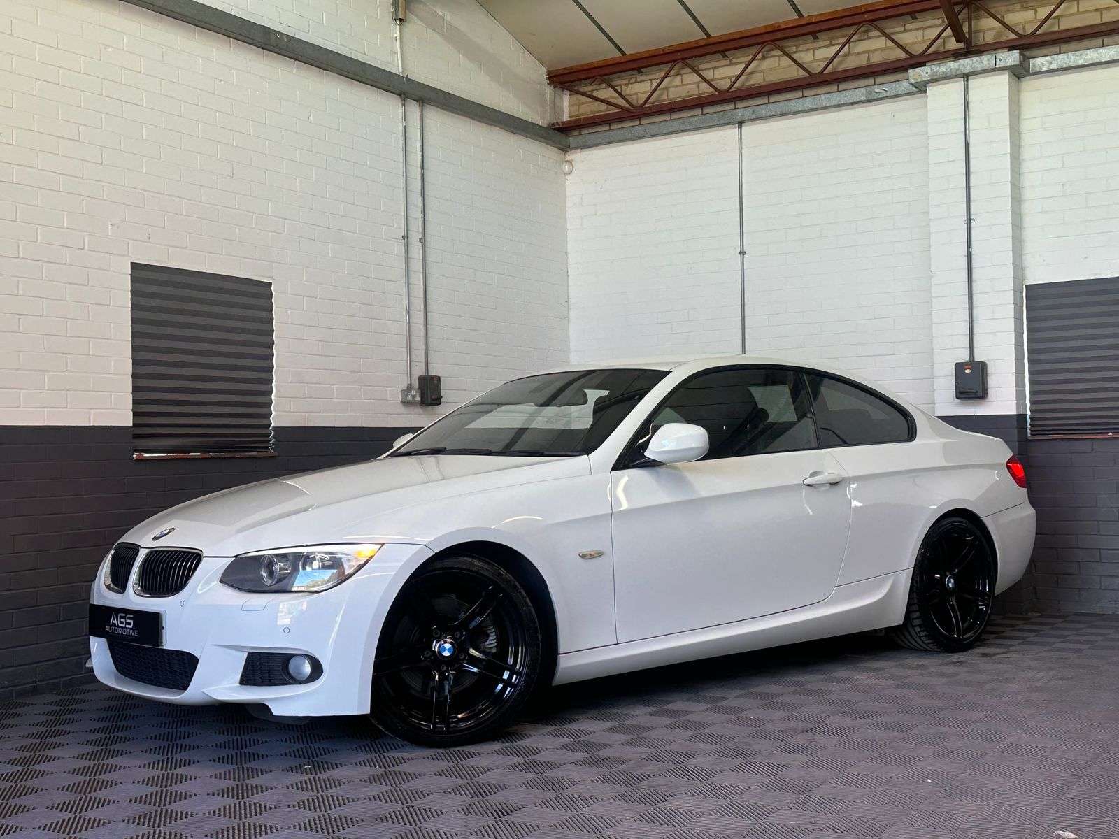 A 2011 BMW 3 SERIES 3.0 325d M Sport Coupe 2dr Diesel Steptronic Euro 5 (204 ps) A 2011 BMW 3 SERIES 3.0 325d M Sport Coupe 2dr Diesel Steptronic Euro 5 (204 ps)