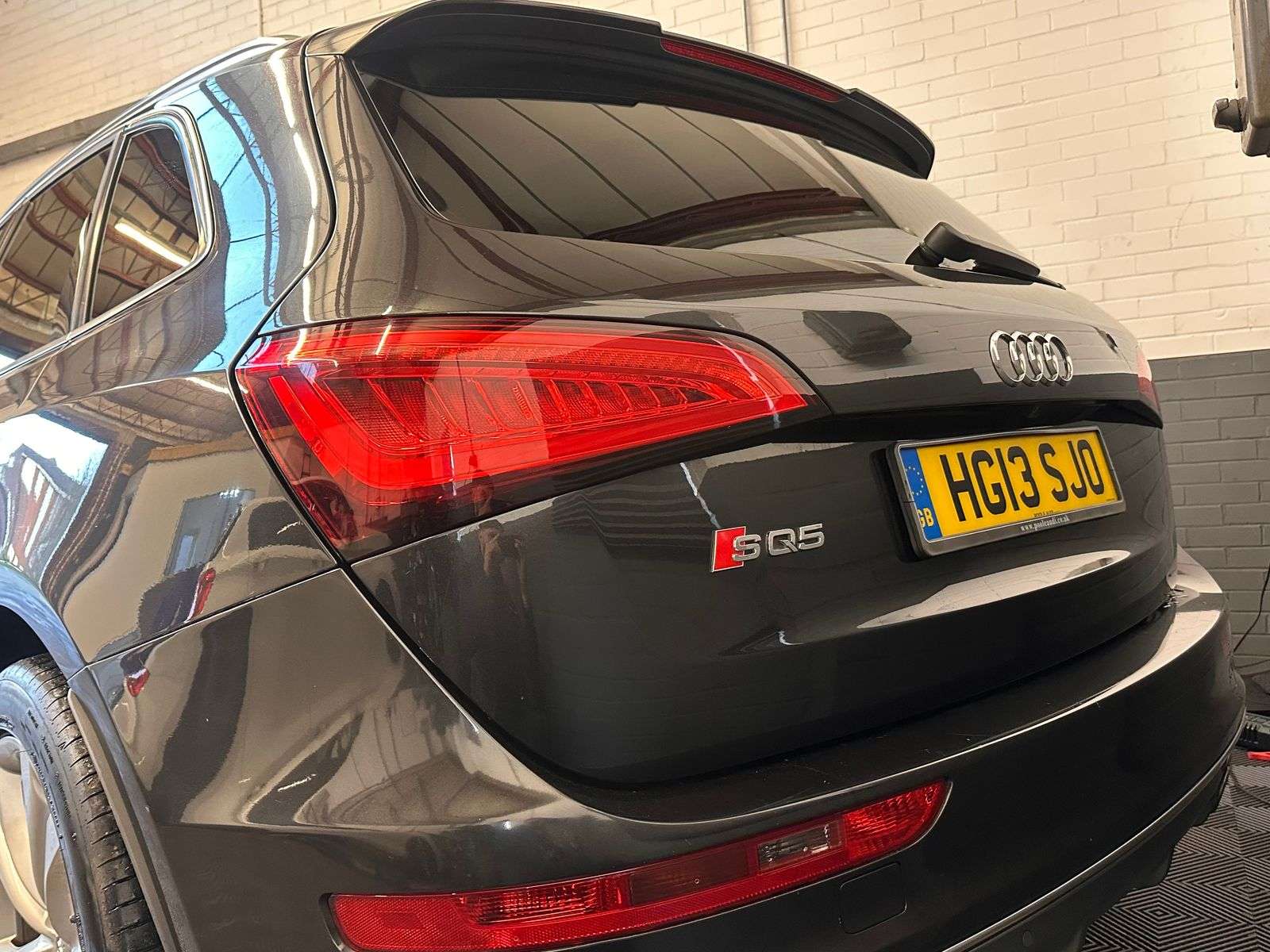 A 2013 AUDI SQ5 3.0 BiTDI V6 SUV 5dr Diesel Tiptronic quattro Euro 5 (s/s) (313 ps) A 2013 AUDI SQ5 3.0 BiTDI V6 SUV 5dr Diesel Tiptronic quattro Euro 5 (s/s) (313 ps)