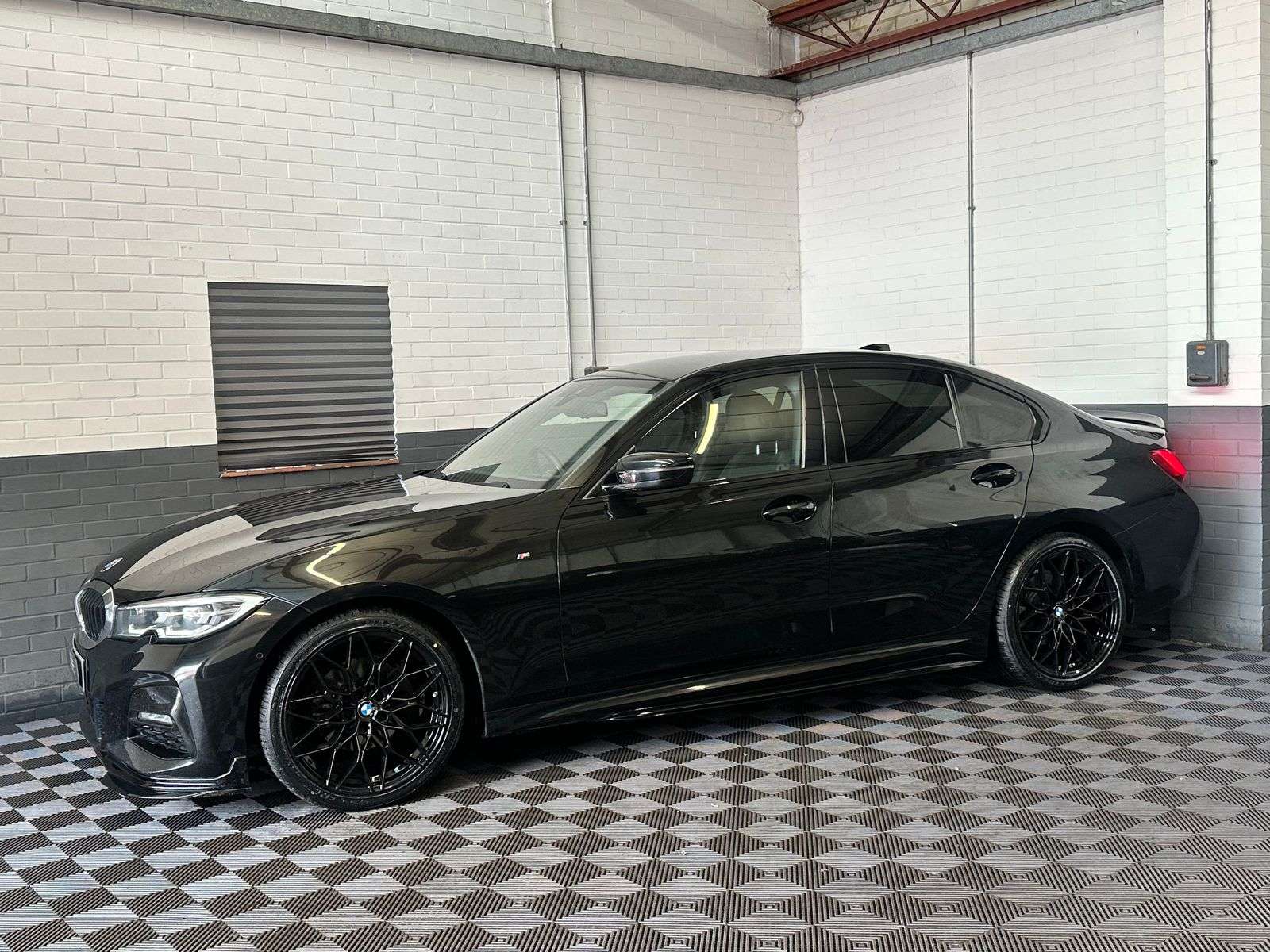 A 2020 BMW 3 SERIES 2.0 320d M Sport Saloon 4dr Diesel Auto Euro 6 (s/s) (190 ps) A 2020 BMW 3 SERIES 2.0 320d M Sport Saloon 4dr Diesel Auto Euro 6 (s/s) (190 ps)