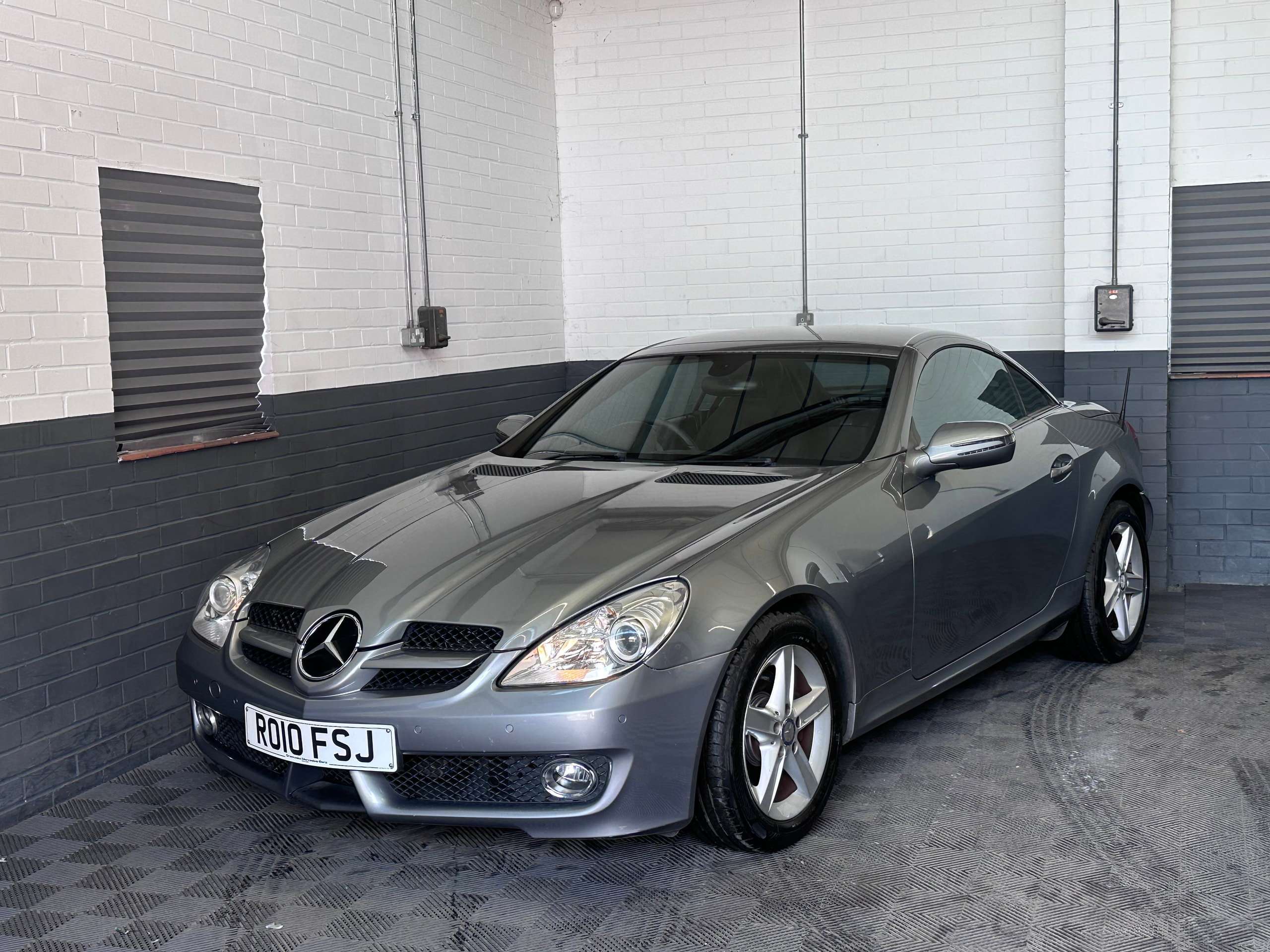 A 2010 MERCEDES-BENZ SLK 3.0 SLK300 Convertible 2dr Petrol G-Tronic Euro 5 (231 ps) A 2010 MERCEDES-BENZ SLK 3.0 SLK300 Convertible 2dr Petrol G-Tronic Euro 5 (231 ps)