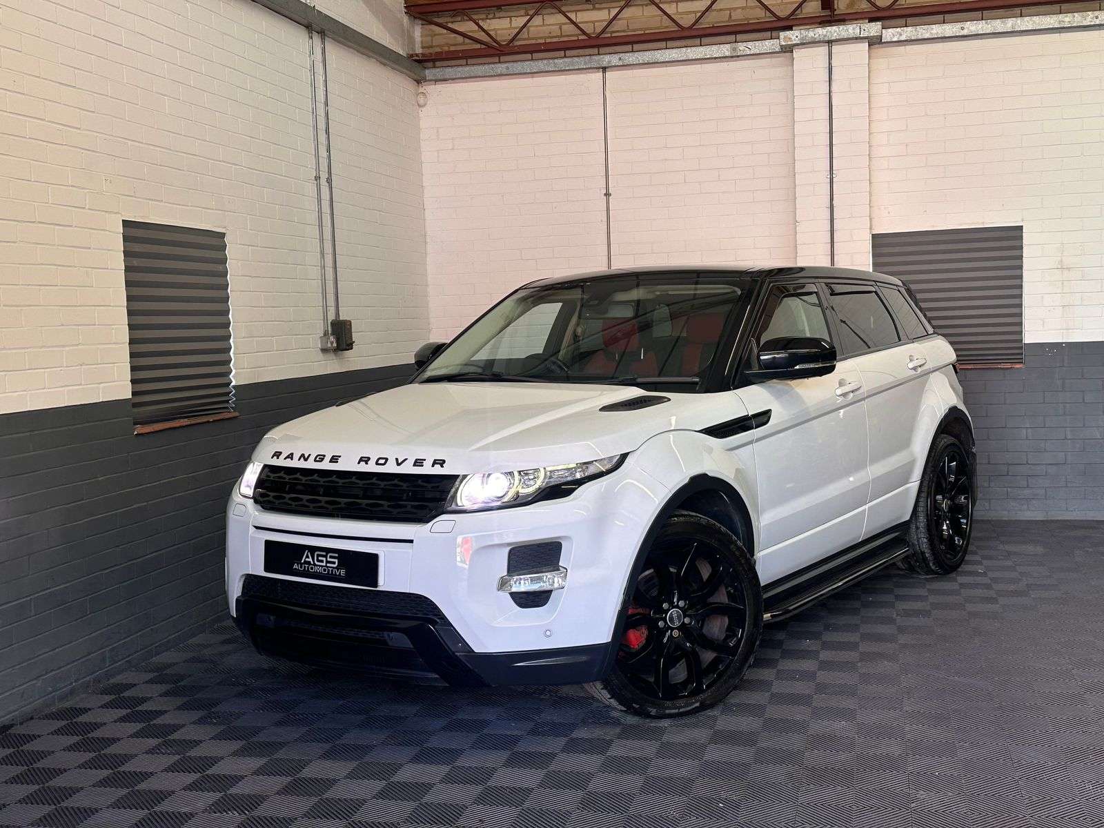 A 2011 LAND ROVER RANGE ROVER EVOQUE 2.2 SD4 Dynamic SUV 5dr Diesel Auto 4WD Euro 5 (190 ps) A 2011 LAND ROVER RANGE ROVER EVOQUE 2.2 SD4 Dynamic SUV 5dr Diesel Auto 4WD Euro 5 (190 ps)