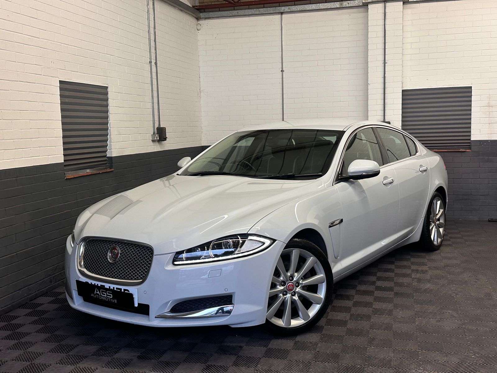 A 2015 JAGUAR XF 2.2d Portfolio Saloon 4dr Diesel Auto Euro 5 (s/s) (200 ps) A 2015 JAGUAR XF 2.2d Portfolio Saloon 4dr Diesel Auto Euro 5 (s/s) (200 ps)