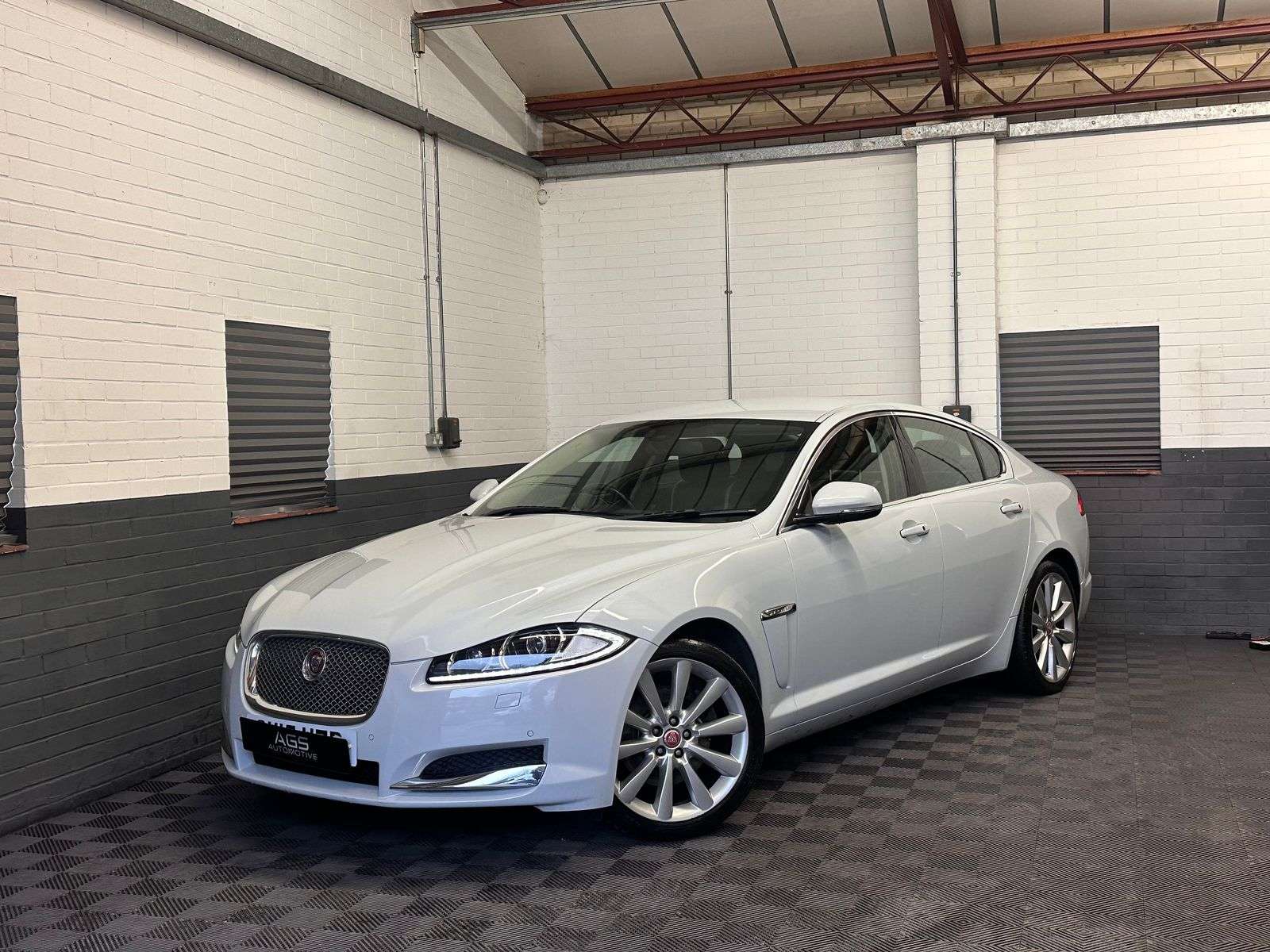 A 2015 JAGUAR XF 2.2d Portfolio Saloon 4dr Diesel Auto Euro 5 (s/s) (200 ps) A 2015 JAGUAR XF 2.2d Portfolio Saloon 4dr Diesel Auto Euro 5 (s/s) (200 ps)