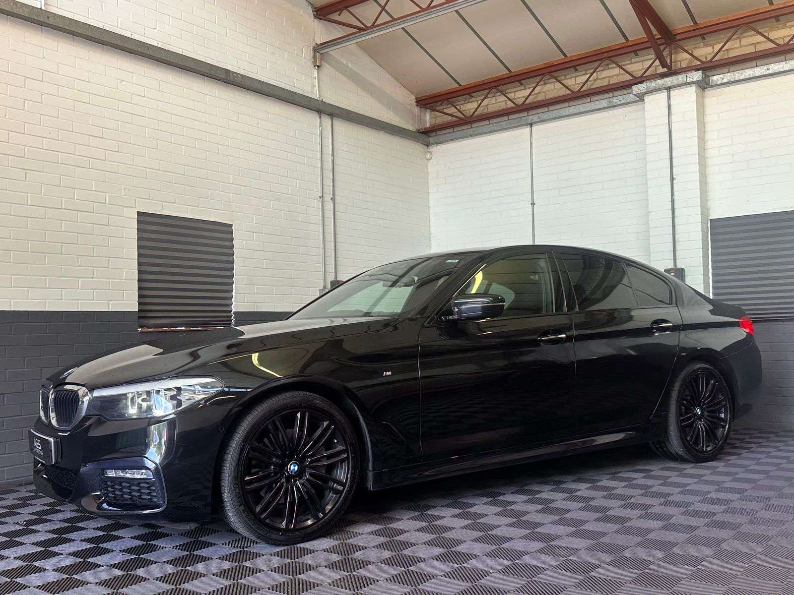 A 2017 BMW 5 SERIES 2.0 520d M Sport Saloon 4dr Diesel Auto Euro 6 (s/s) (190 ps) A 2017 BMW 5 SERIES 2.0 520d M Sport Saloon 4dr Diesel Auto Euro 6 (s/s) (190 ps)