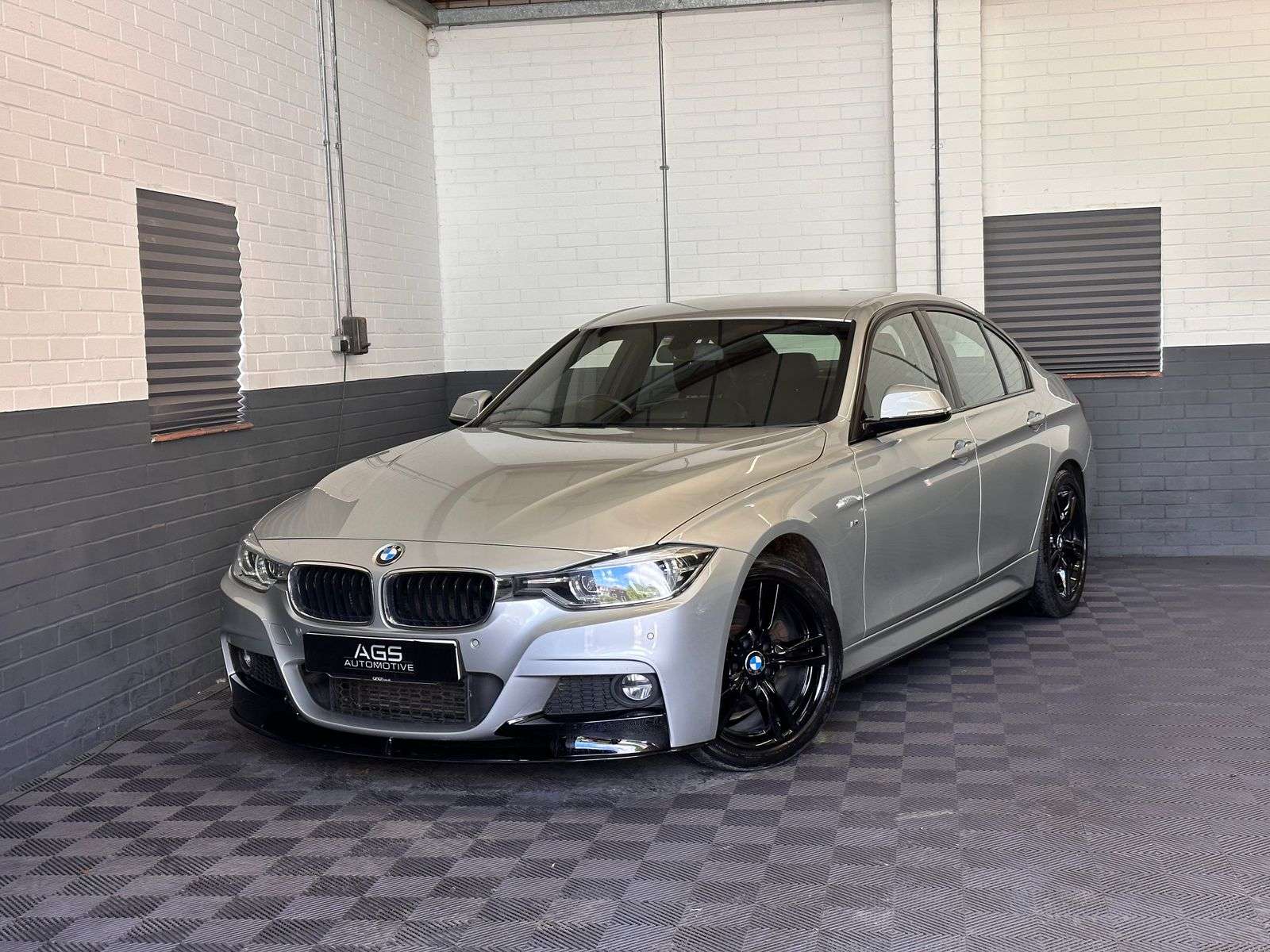 A 2017 BMW 3 SERIES 3.0 330d M Sport Saloon 4dr Diesel Auto Euro 6 (s/s) (258 ps) A 2017 BMW 3 SERIES 3.0 330d M Sport Saloon 4dr Diesel Auto Euro 6 (s/s) (258 ps)