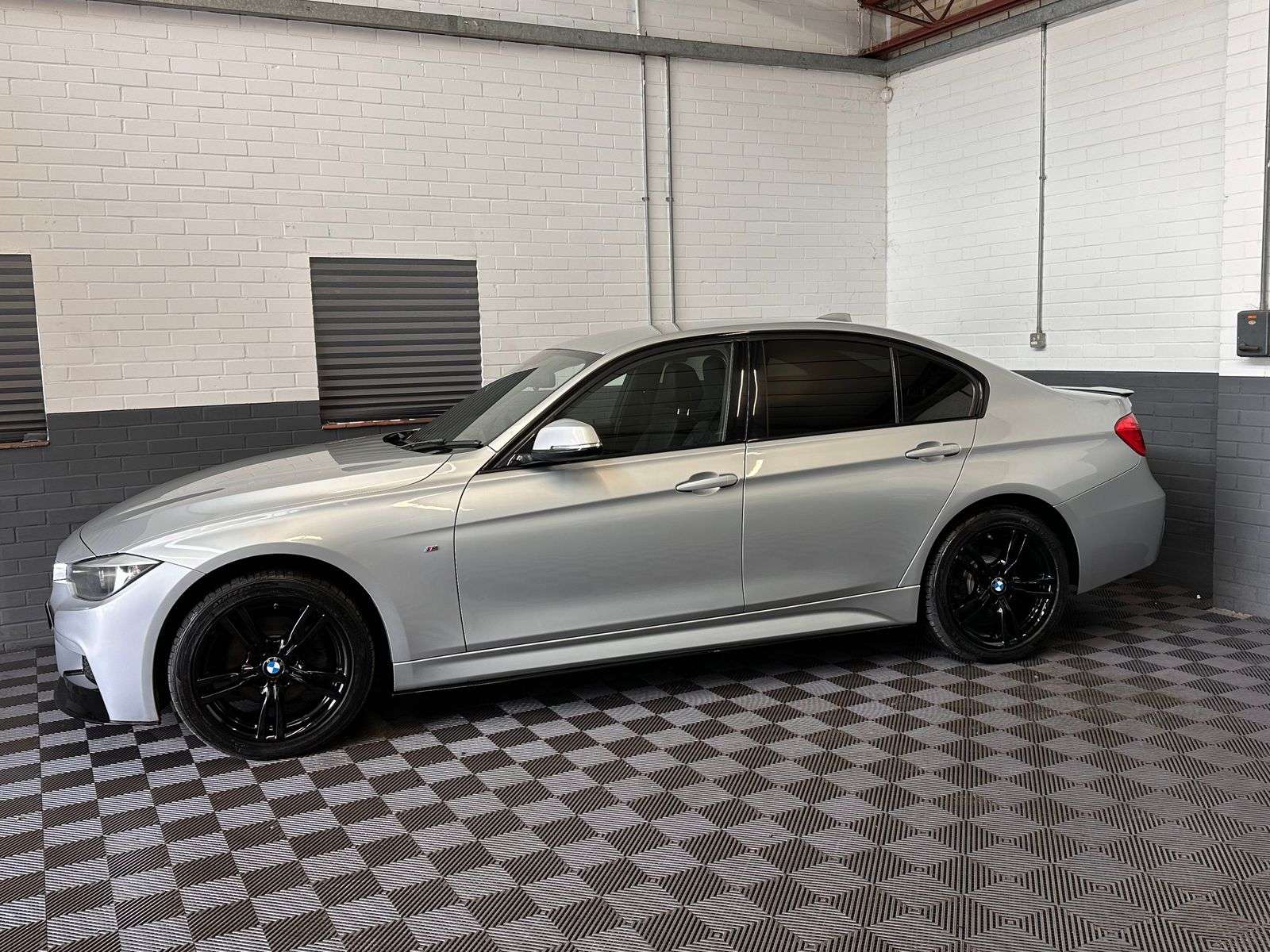 A 2015 BMW 3 SERIES 2.0 320d M Sport Saloon 4dr Diesel Auto xDrive Euro 5 (s/s) (184 ps) A 2015 BMW 3 SERIES 2.0 320d M Sport Saloon 4dr Diesel Auto xDrive Euro 5 (s/s) (184 ps)
