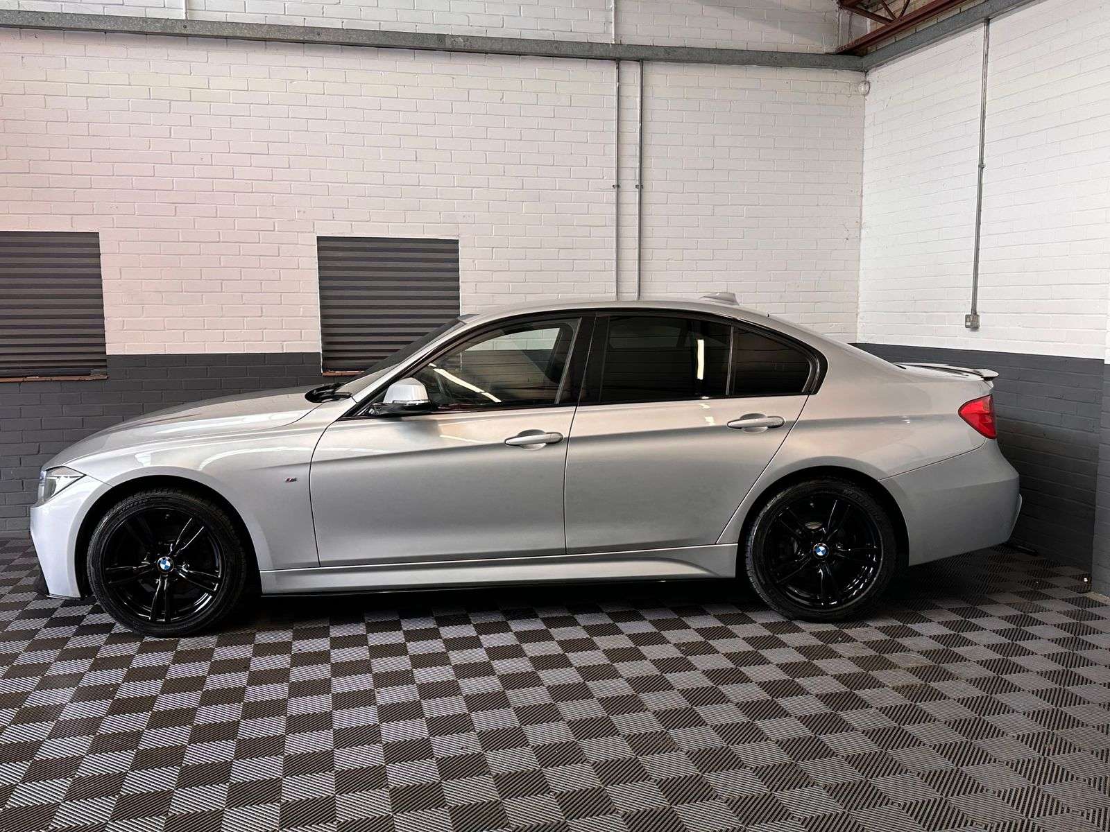 A 2015 BMW 3 SERIES 2.0 320d M Sport Saloon 4dr Diesel Auto xDrive Euro 5 (s/s) (184 ps) A 2015 BMW 3 SERIES 2.0 320d M Sport Saloon 4dr Diesel Auto xDrive Euro 5 (s/s) (184 ps)