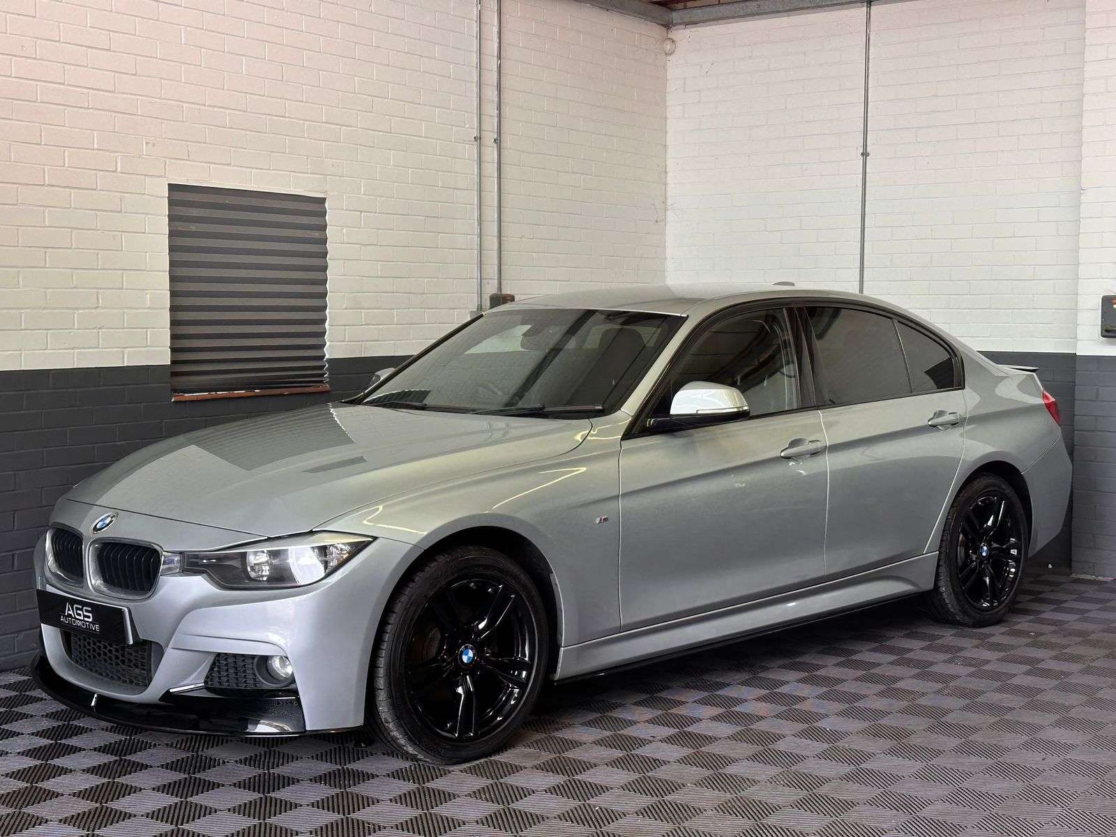 A 2015 BMW 3 SERIES 2.0 320d M Sport Saloon 4dr Diesel Auto xDrive Euro 5 (s/s) (184 ps) A 2015 BMW 3 SERIES 2.0 320d M Sport Saloon 4dr Diesel Auto xDrive Euro 5 (s/s) (184 ps)