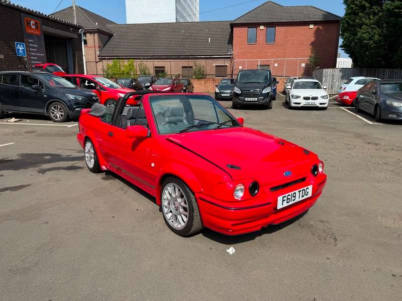 A 1989 FORD ESCORT cabriolet A 1989 FORD ESCORT cabriolet