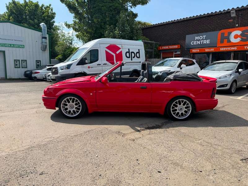 A 1989 FORD ESCORT cabriolet A 1989 FORD ESCORT cabriolet