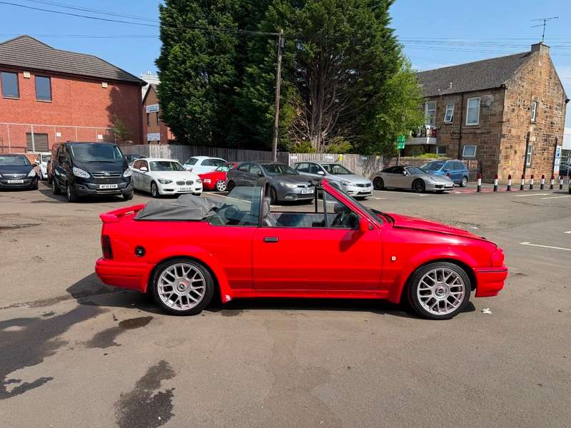A 1989 FORD ESCORT cabriolet A 1989 FORD ESCORT cabriolet