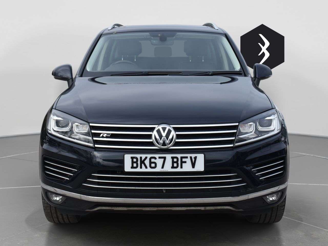 A 2017 VOLKSWAGEN TOUAREG 3.0 TDI V6 R-Line Plus SUV 5dr Diesel Tiptronic 4WD Euro 6 (s/s) (262 ps) * A 2017 VOLKSWAGEN TOUAREG 3.0 TDI V6 R-Line Plus SUV 5dr Diesel Tiptronic 4WD Euro 6 (s/s) (262 ps) *