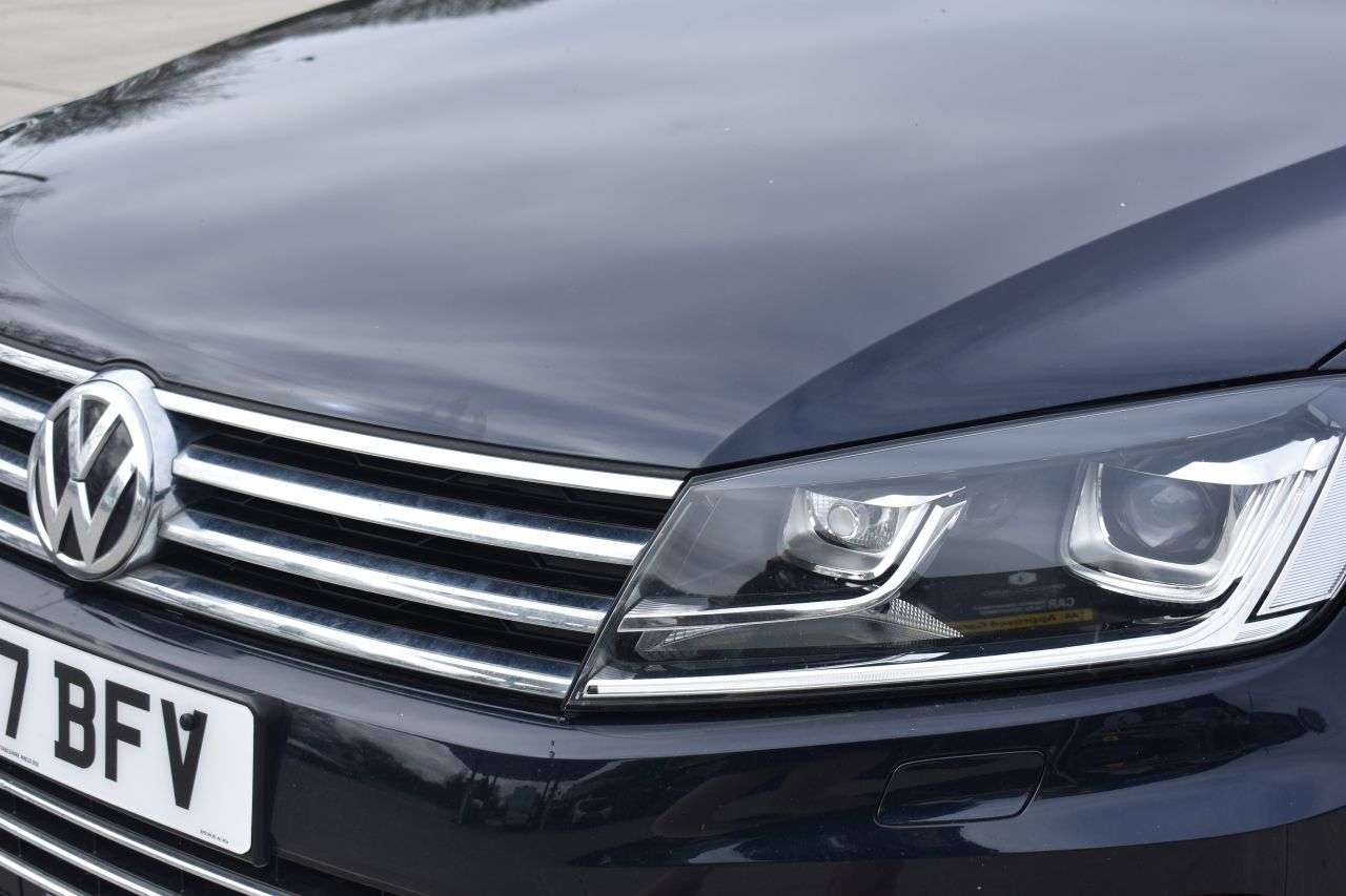 A 2017 VOLKSWAGEN TOUAREG 3.0 TDI V6 R-Line Plus SUV 5dr Diesel Tiptronic 4WD Euro 6 (s/s) (262 ps) * A 2017 VOLKSWAGEN TOUAREG 3.0 TDI V6 R-Line Plus SUV 5dr Diesel Tiptronic 4WD Euro 6 (s/s) (262 ps) *