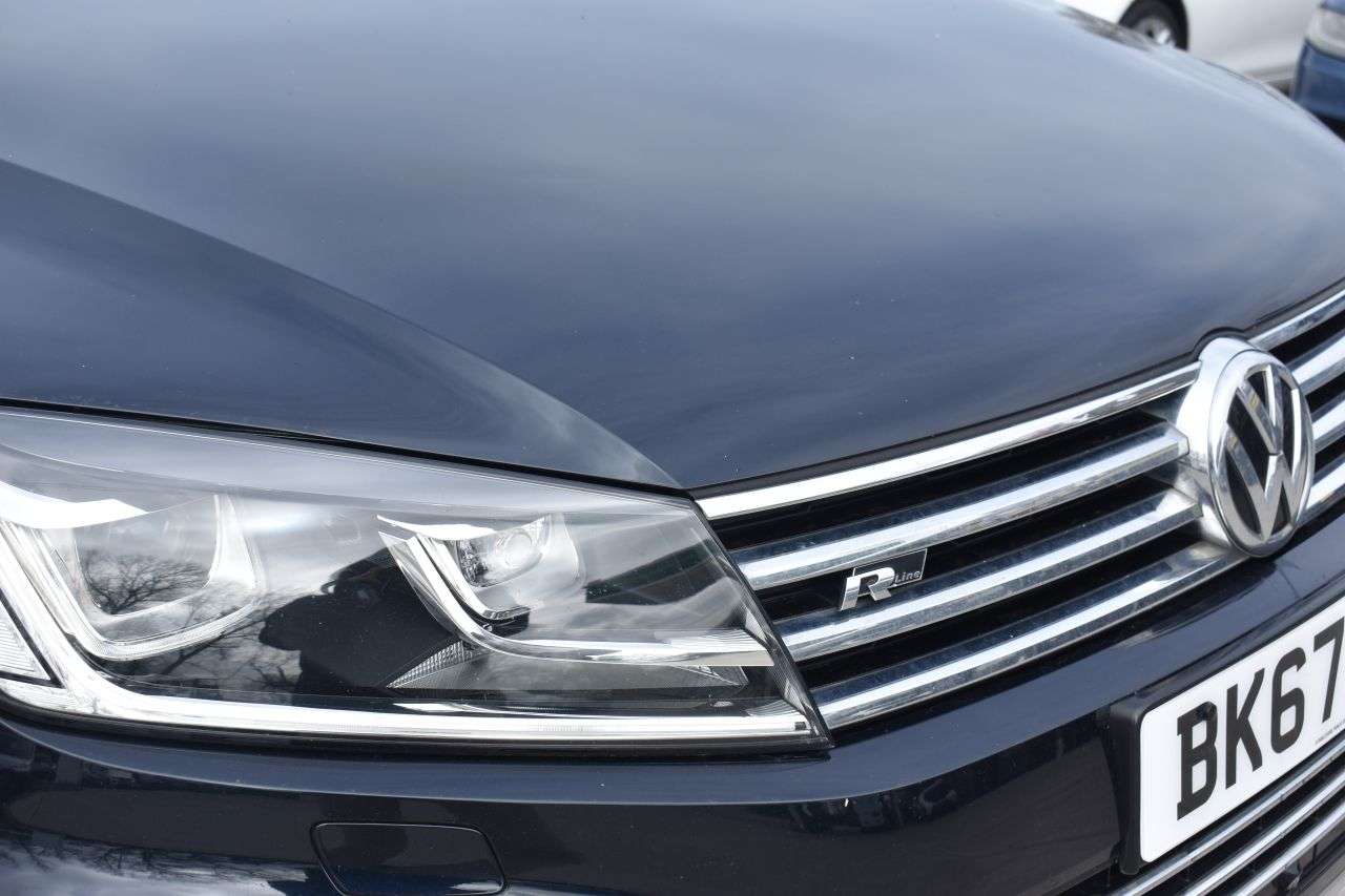 A 2017 VOLKSWAGEN TOUAREG 3.0 TDI V6 R-Line Plus SUV 5dr Diesel Tiptronic 4WD Euro 6 (s/s) (262 ps) * A 2017 VOLKSWAGEN TOUAREG 3.0 TDI V6 R-Line Plus SUV 5dr Diesel Tiptronic 4WD Euro 6 (s/s) (262 ps) *