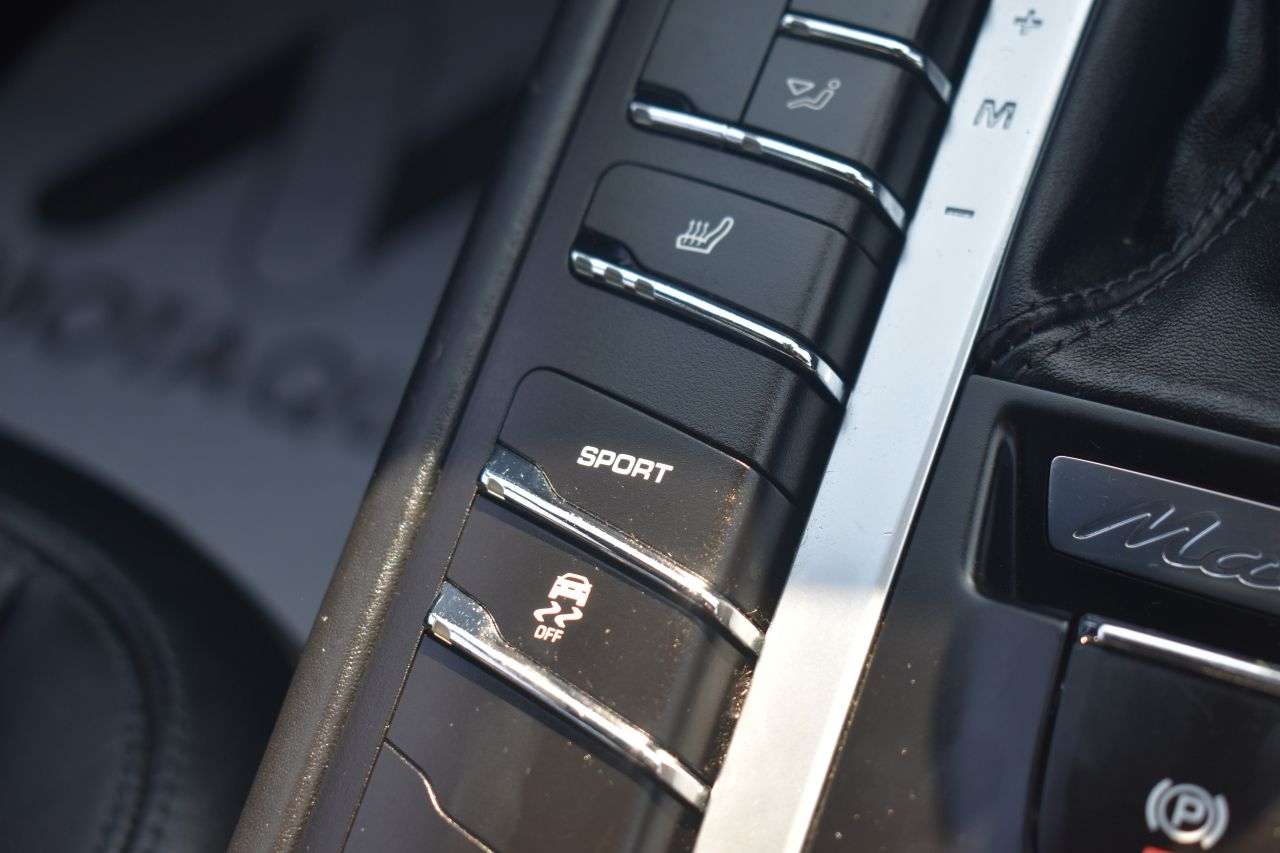 2016 PORSCHE MACAN 2016 PORSCHE MACAN