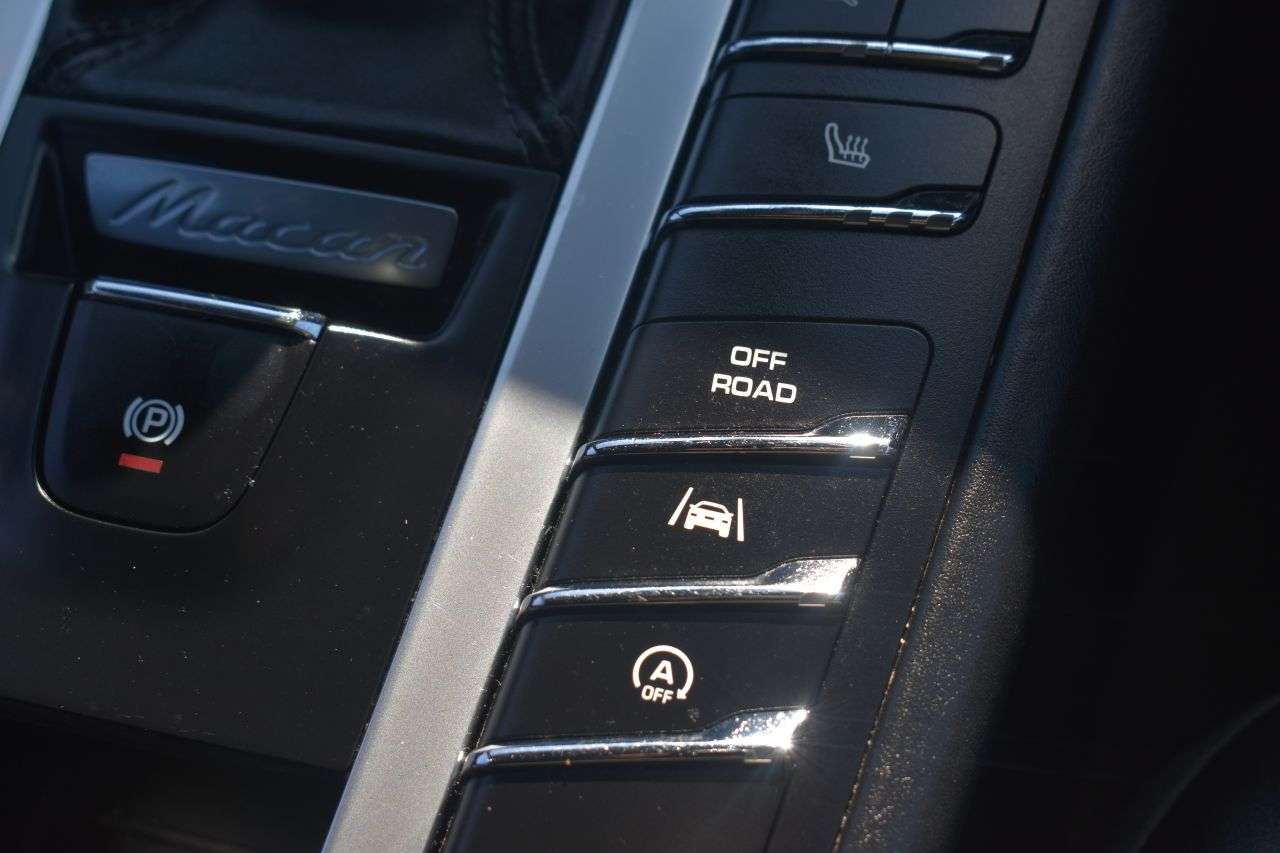 2016 PORSCHE MACAN 2016 PORSCHE MACAN