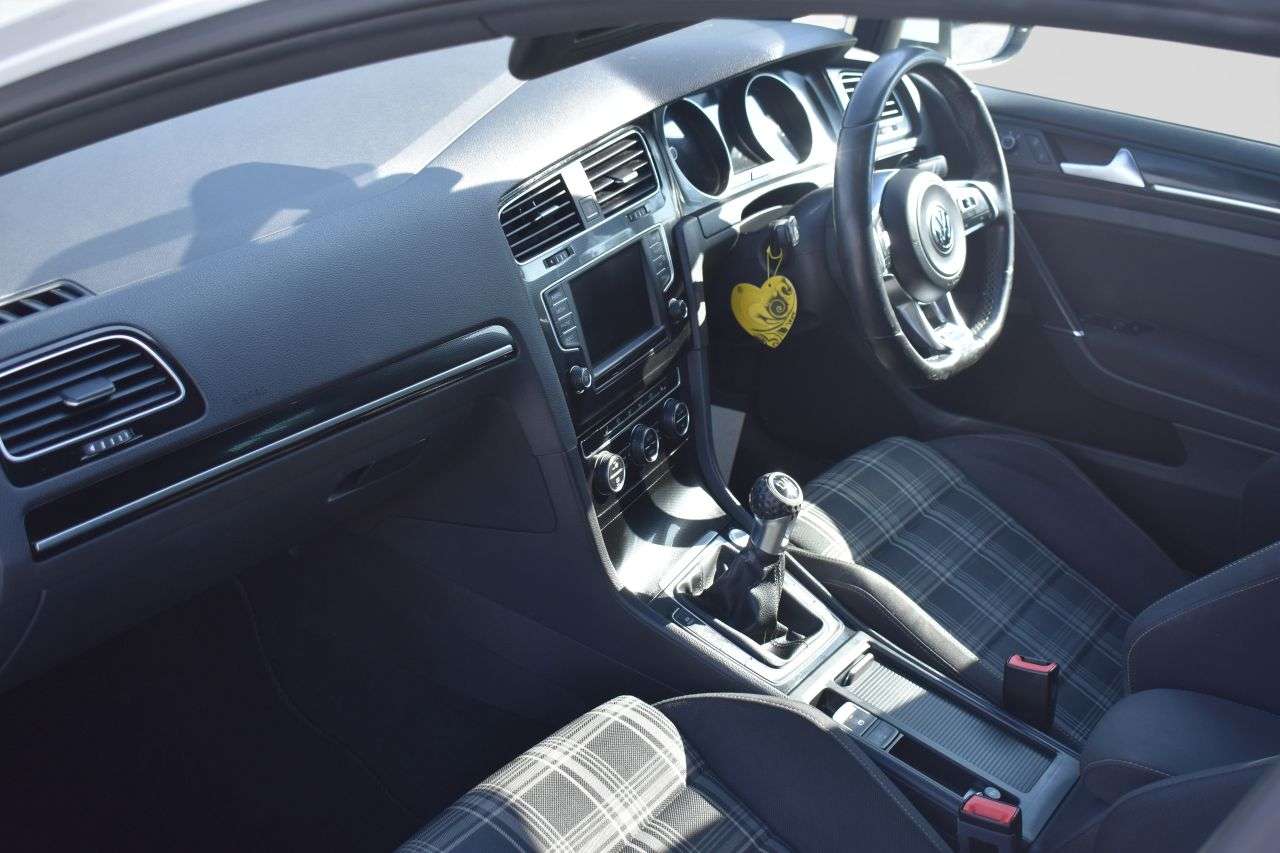 2017 VOLKSWAGEN GOLF 2017 VOLKSWAGEN GOLF