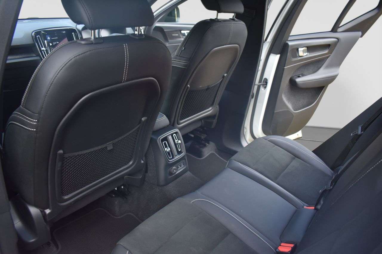 2023 VOLVO XC40 2023 VOLVO XC40