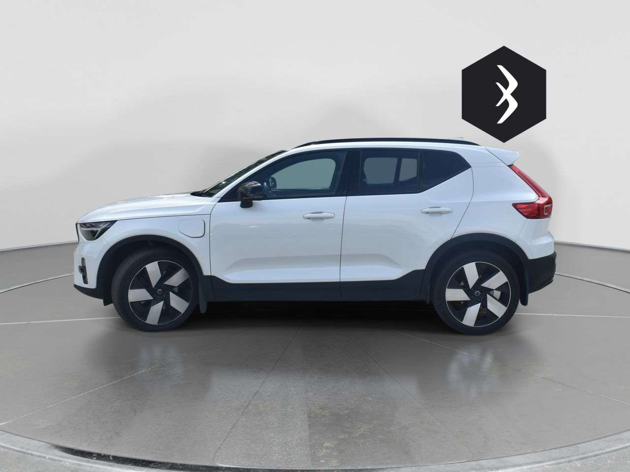 A 2023 VOLVO XC40 1.5h T5 Recharge 10.7kWh Ultimate Dark SUV 5dr Petrol Plug-in Hybrid Auto E A 2023 VOLVO XC40 1.5h T5 Recharge 10.7kWh Ultimate Dark SUV 5dr Petrol Plug-in Hybrid Auto E