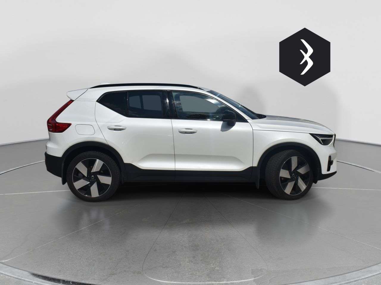 2023 VOLVO XC40 2023 VOLVO XC40