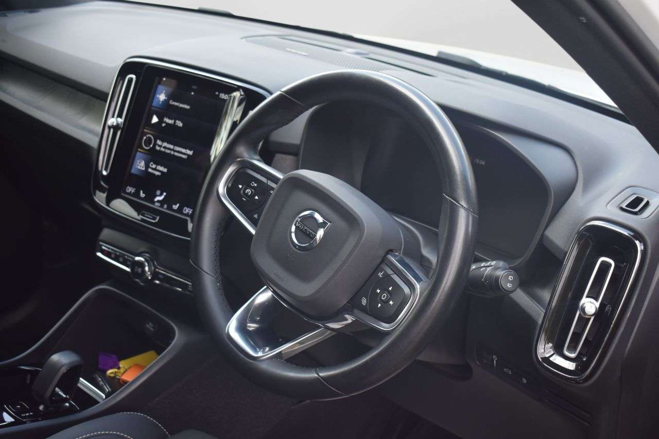 2023 VOLVO XC40 2023 VOLVO XC40