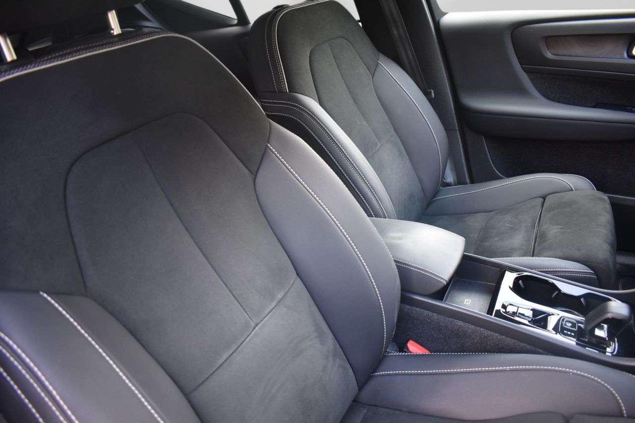 2023 VOLVO XC40 2023 VOLVO XC40