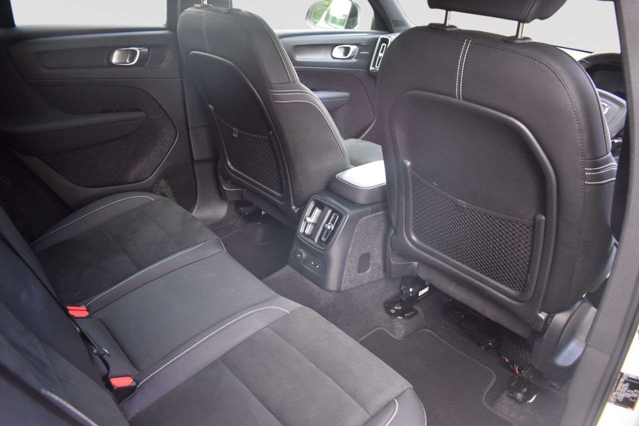 2023 VOLVO XC40 2023 VOLVO XC40