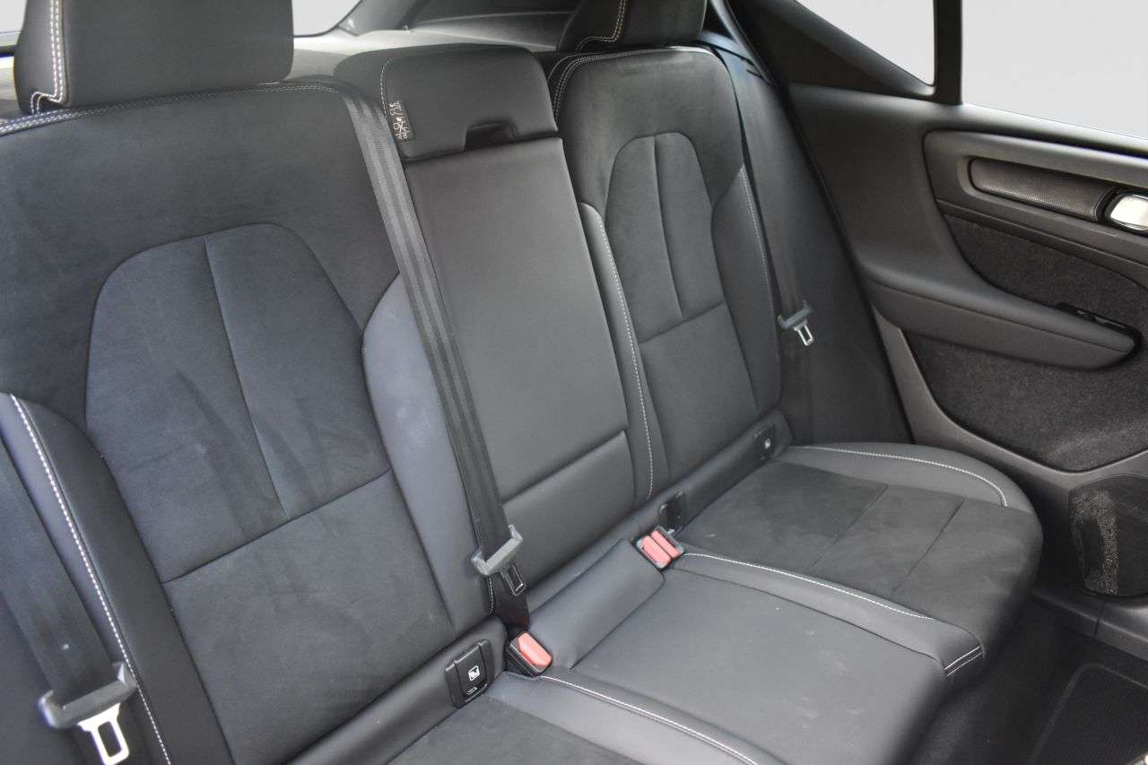 2023 VOLVO XC40 2023 VOLVO XC40