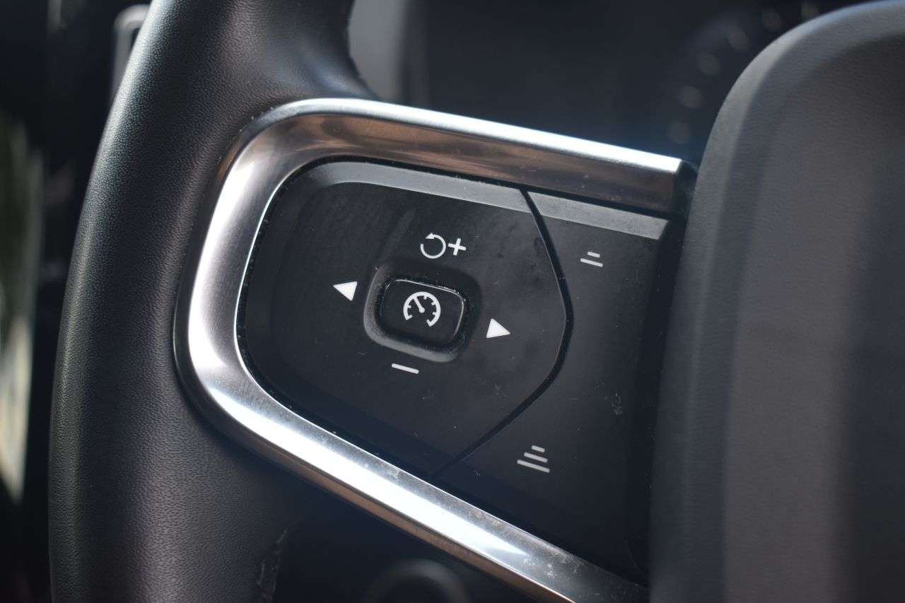 2023 VOLVO XC40 2023 VOLVO XC40