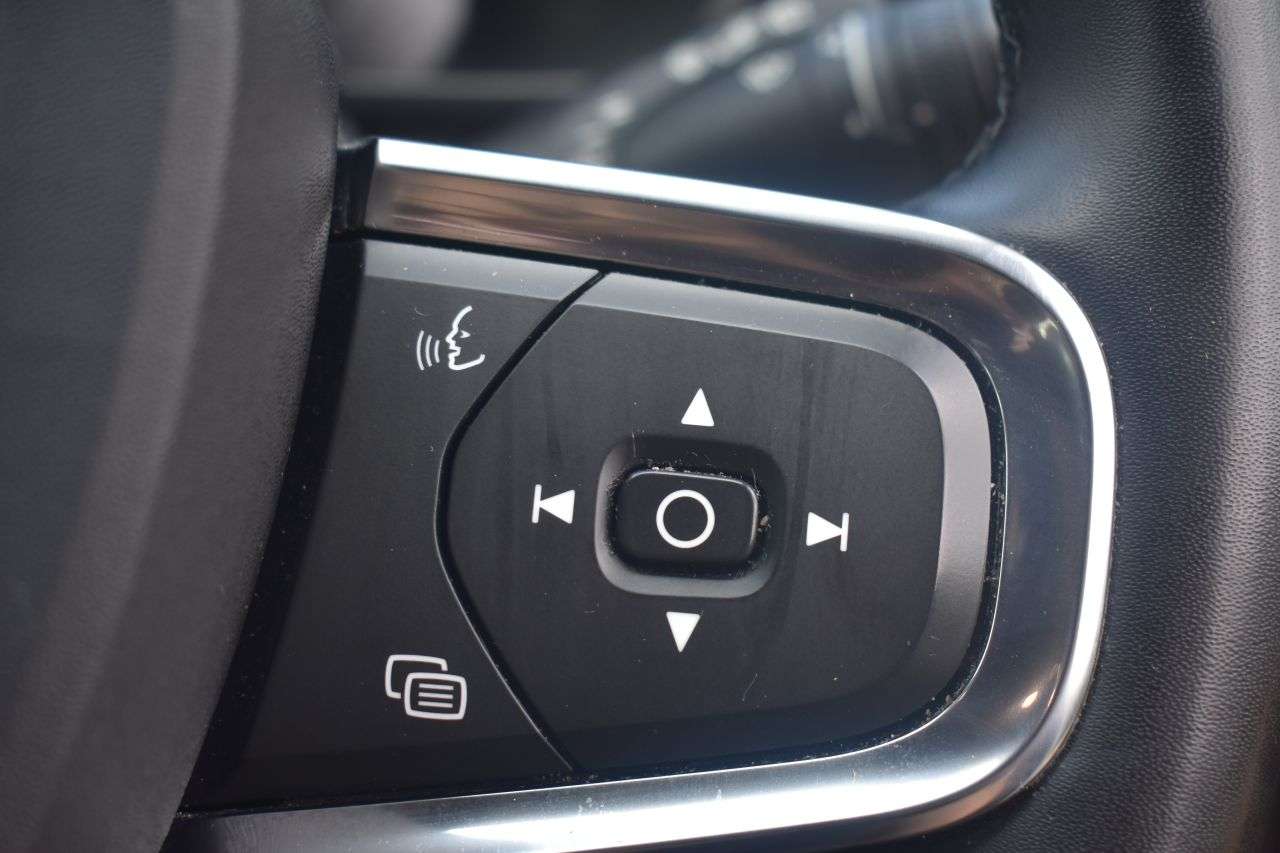2023 VOLVO XC40 2023 VOLVO XC40