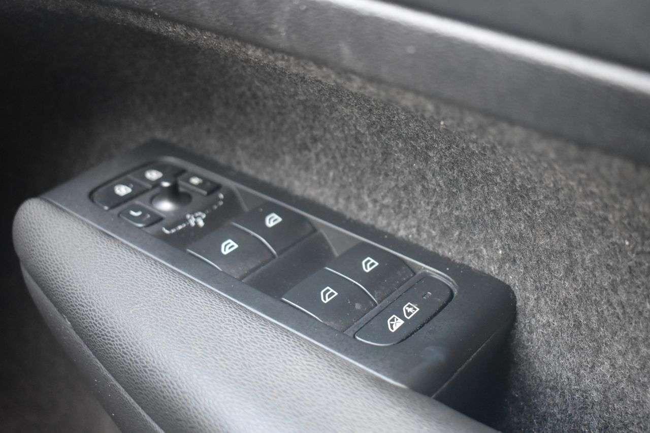 2023 VOLVO XC40 2023 VOLVO XC40