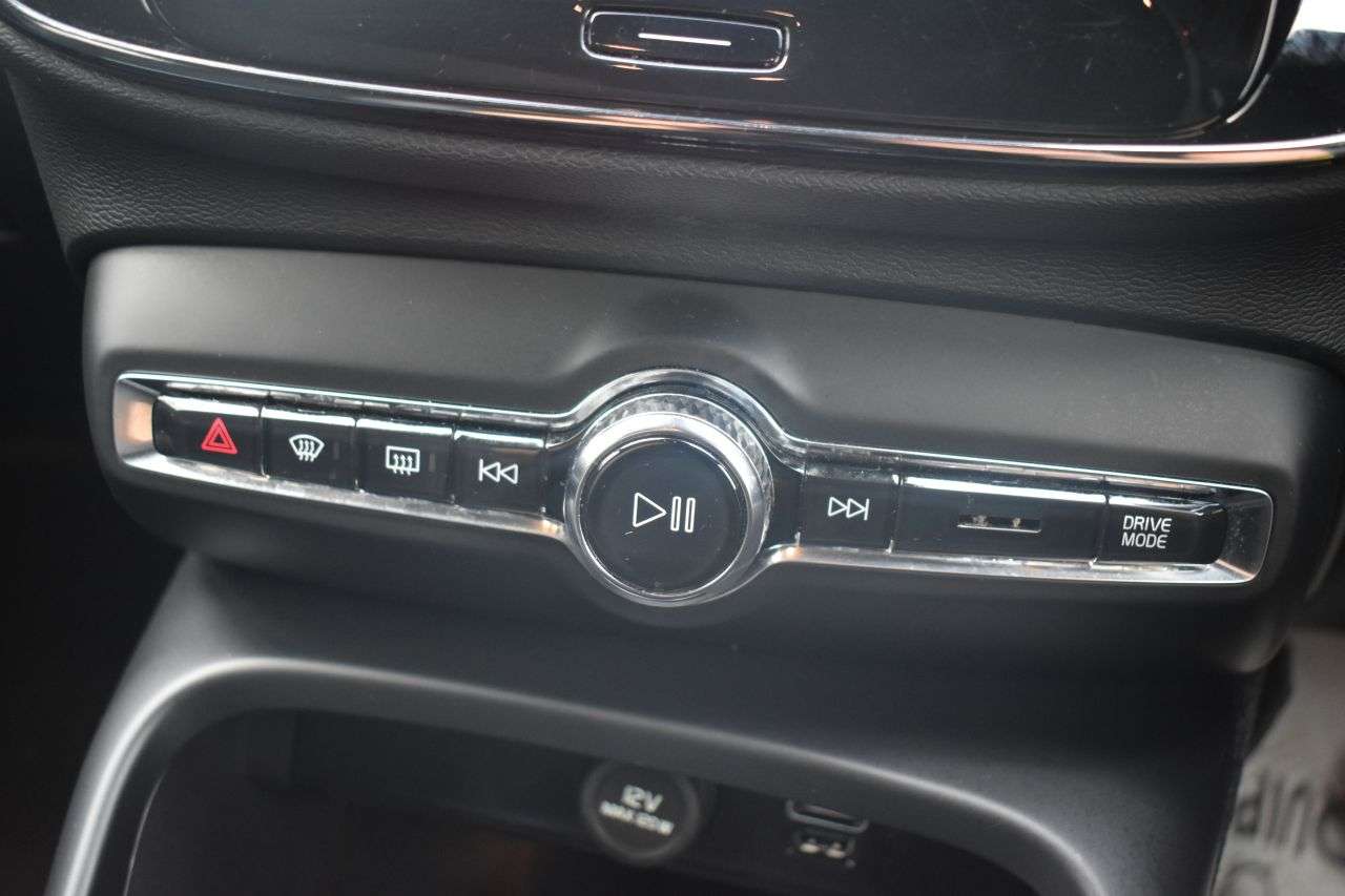 2023 VOLVO XC40 2023 VOLVO XC40