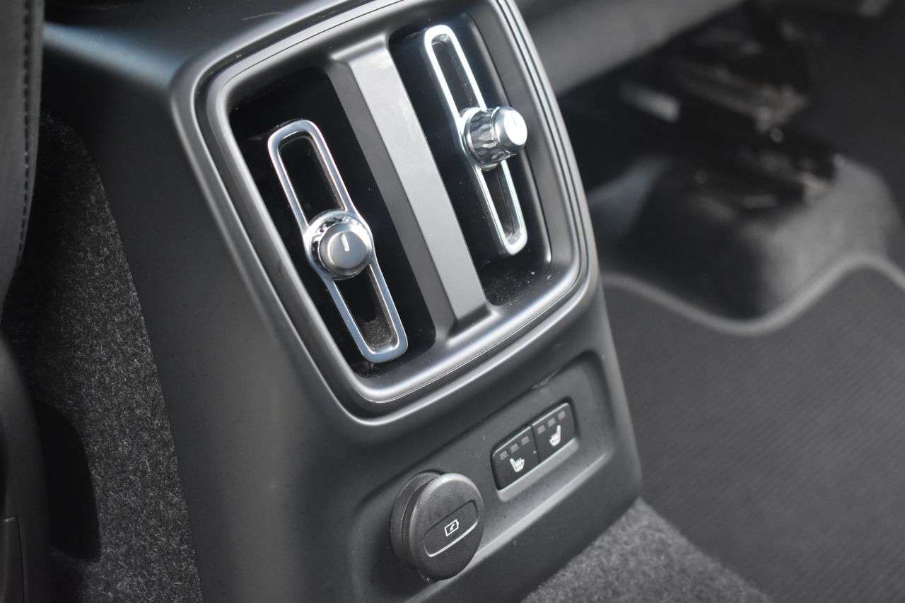 2023 VOLVO XC40 2023 VOLVO XC40