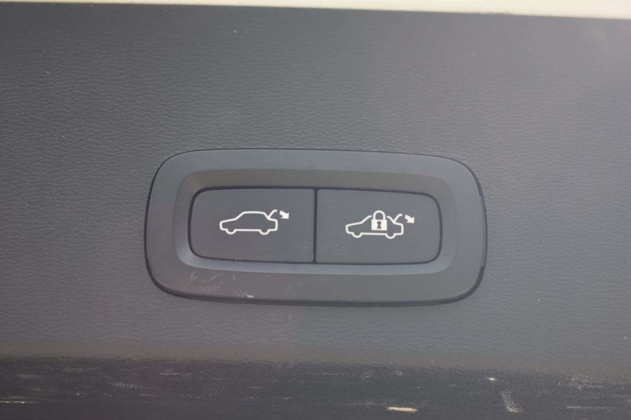 2023 VOLVO XC40 2023 VOLVO XC40