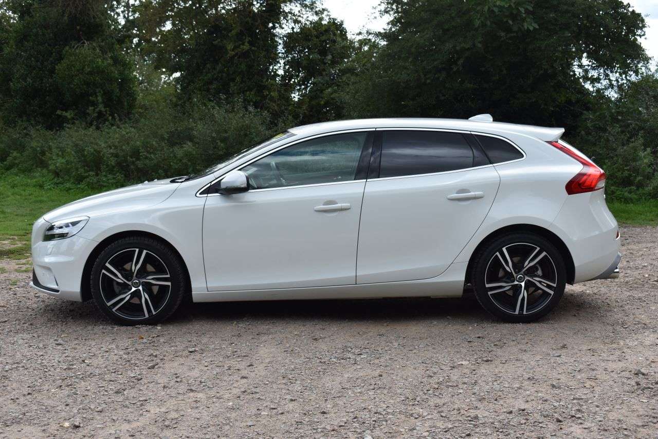 2019 VOLVO V40 2019 VOLVO V40