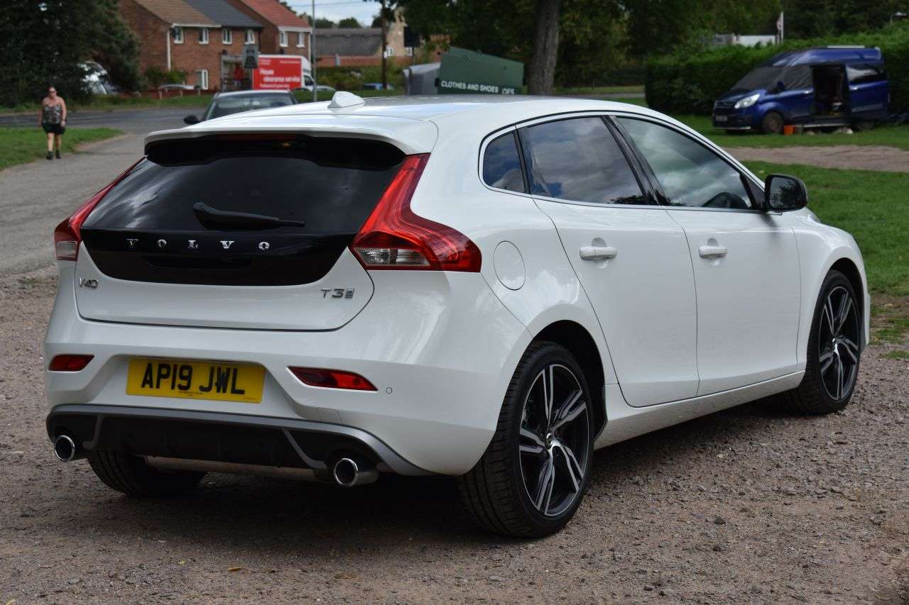 2019 VOLVO V40 2019 VOLVO V40
