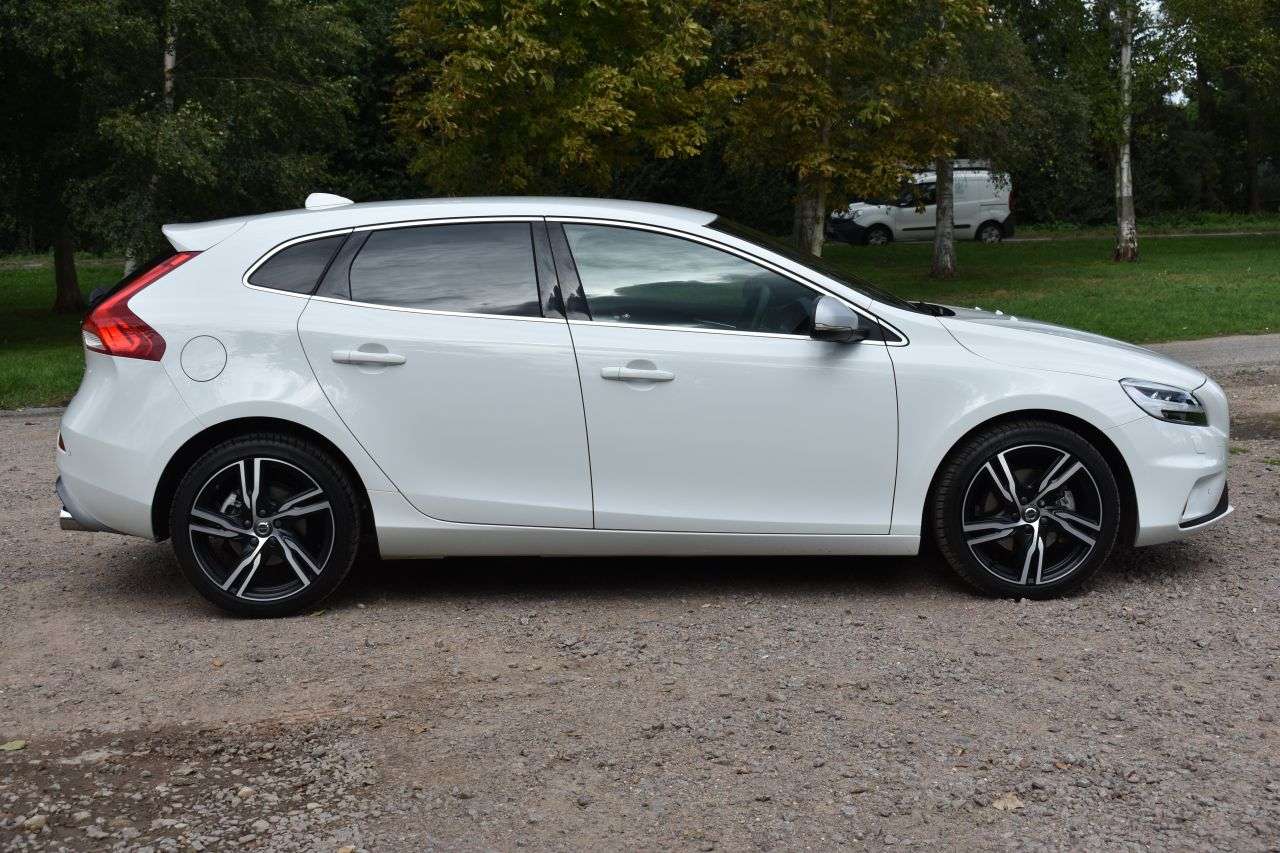 2019 VOLVO V40 2019 VOLVO V40