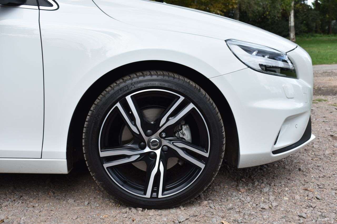 2019 VOLVO V40 2019 VOLVO V40