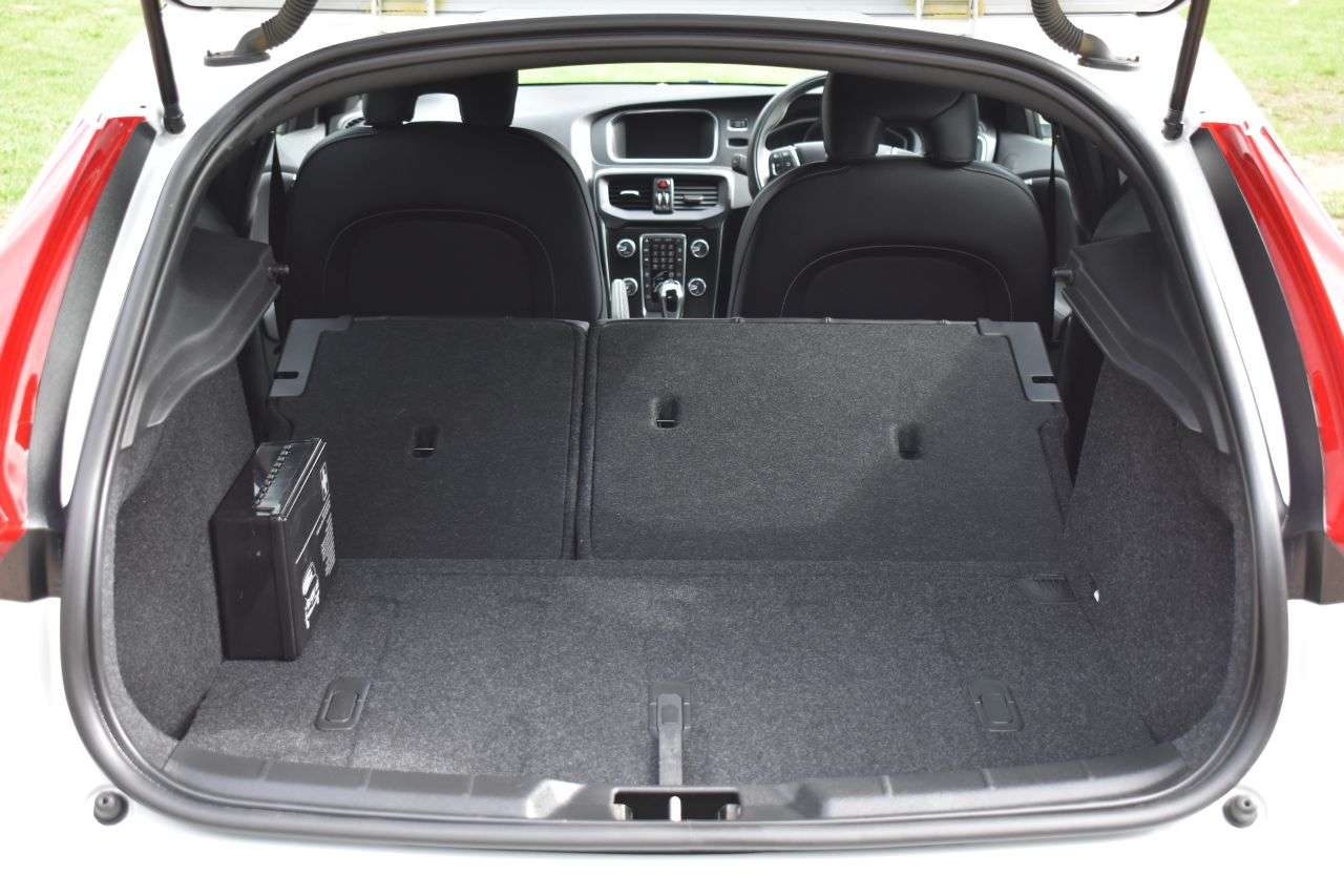 2019 VOLVO V40 2019 VOLVO V40