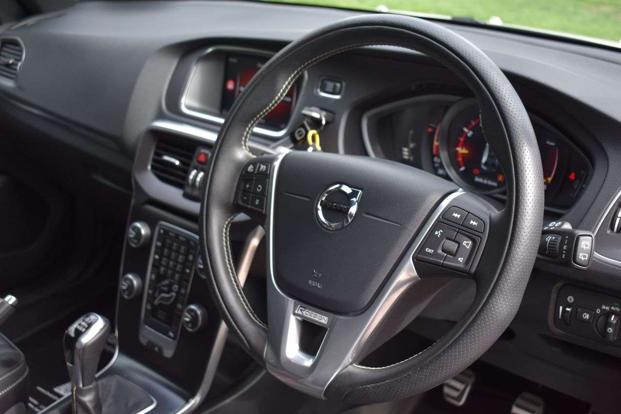 2019 VOLVO V40 2019 VOLVO V40